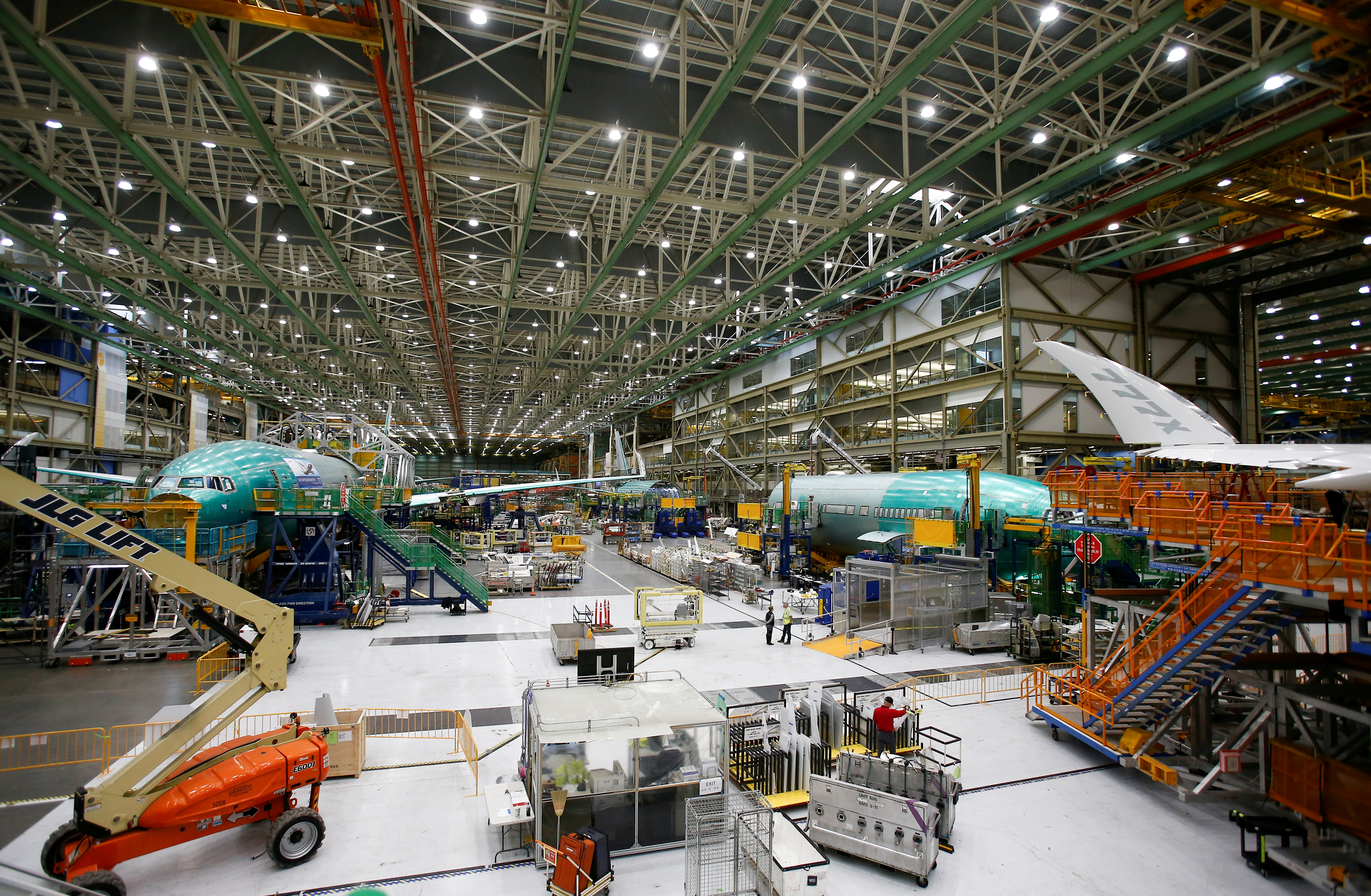 Varios Boeing 777X en una fábrica de Everett, Washington (REUTERS/Lindsey Wasson/archivo)