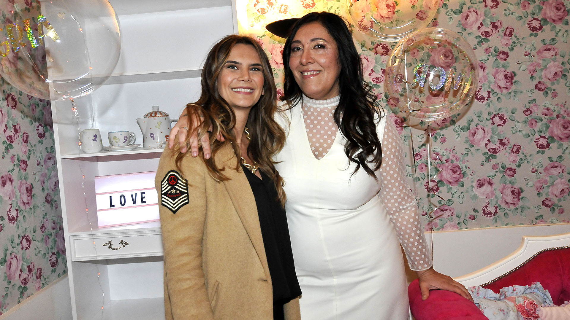 Amalia Granata también se acercó a compartir la inauguración con Pitty