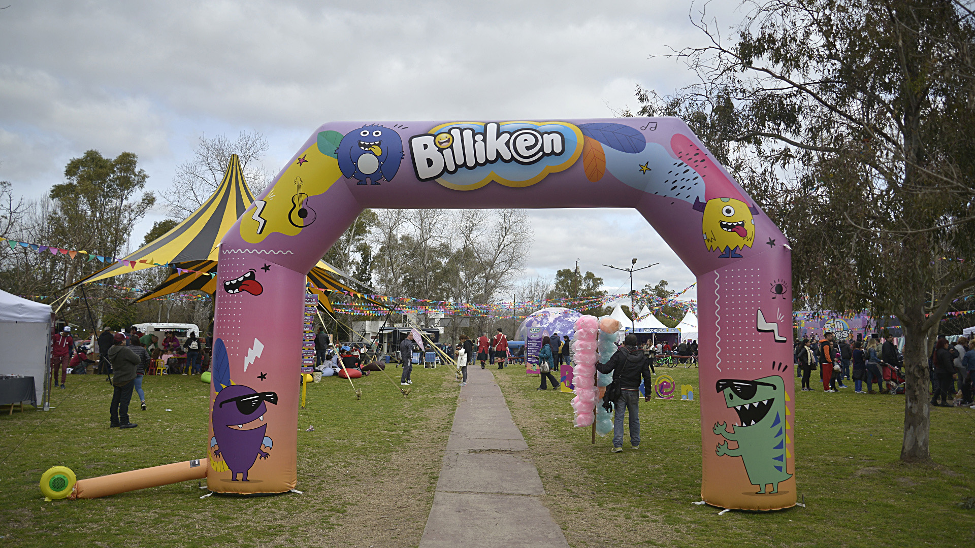 El evento se lleva a cabo en el velódromo de Lanús y la mítica revista Billiken fue quién organizó un gran festival