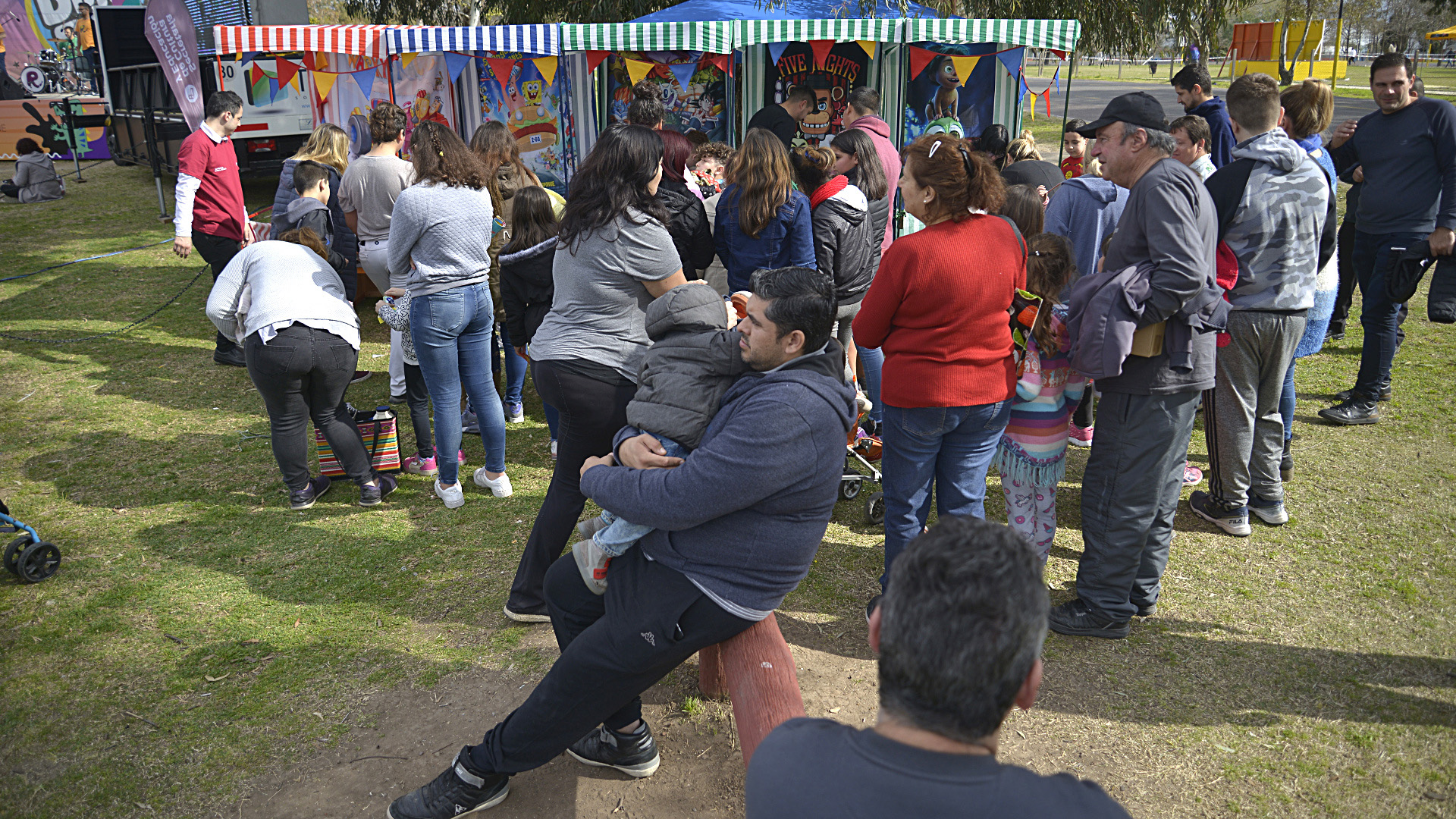 Quienes fueron a la hora del almuerzo pudieron acceder a los puestos gastronómicos y food trucks
