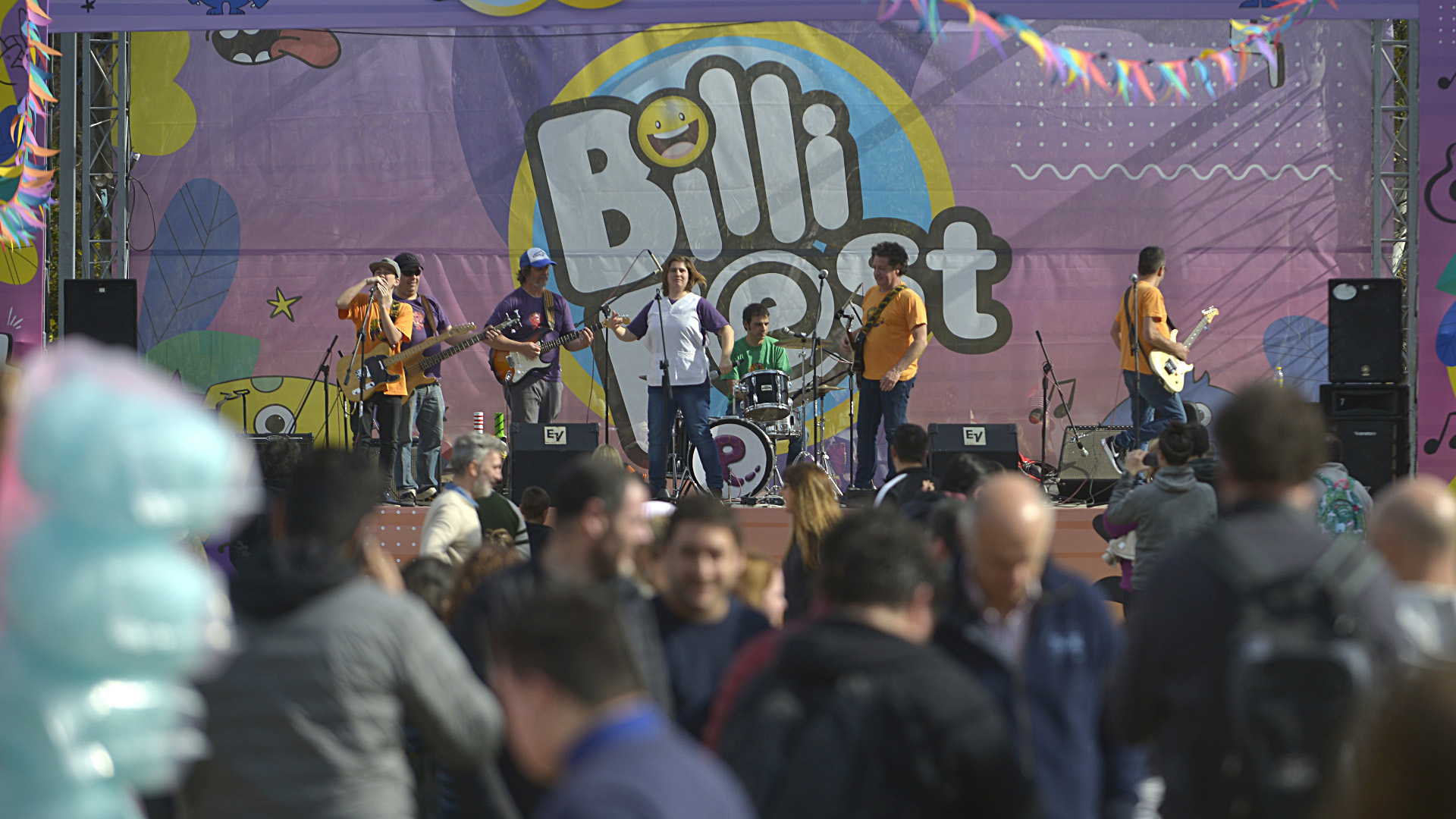Música, diversión y colorido se dio cita en Lanús en el BilliFest. Mañana domingo de 12 a 18 también se podrán disfrutar de diferentes actividades en el predio