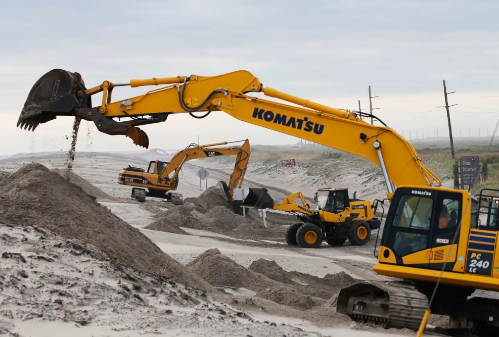 Equipos de la División de Carreteras de Carolina del Norte trabajan para despejar la carretera de Hatteras Island (Foto: Steve Helber/AP)