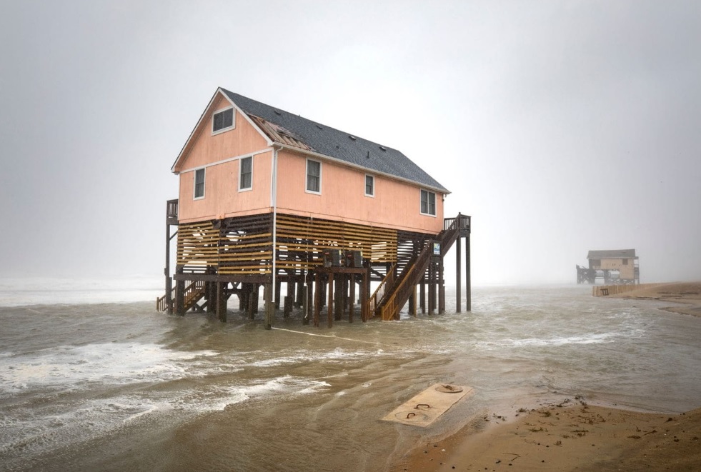 El agua del Atlántico alcanza las casas de la playa en Nags Head, Carolina del Norte (Foto: EFE)