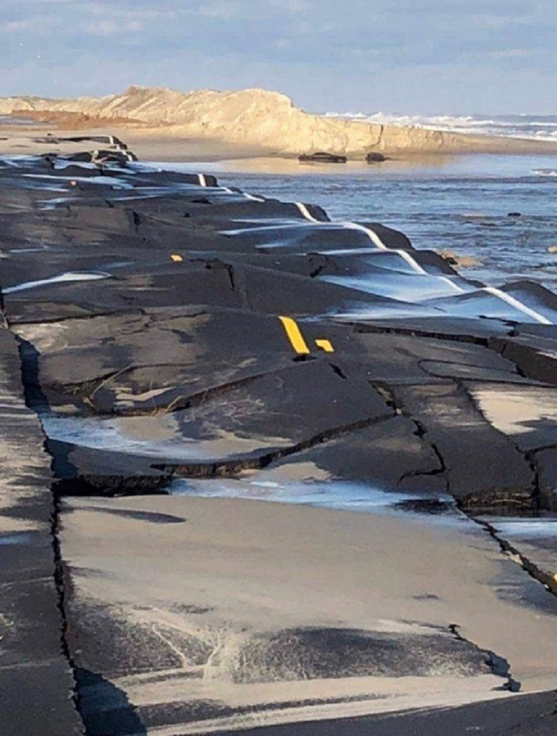 Partes de la carretera dañada por Dorian en la isla Oacracoke (Foto: Departamento de Transportes de Carolina del Norte)