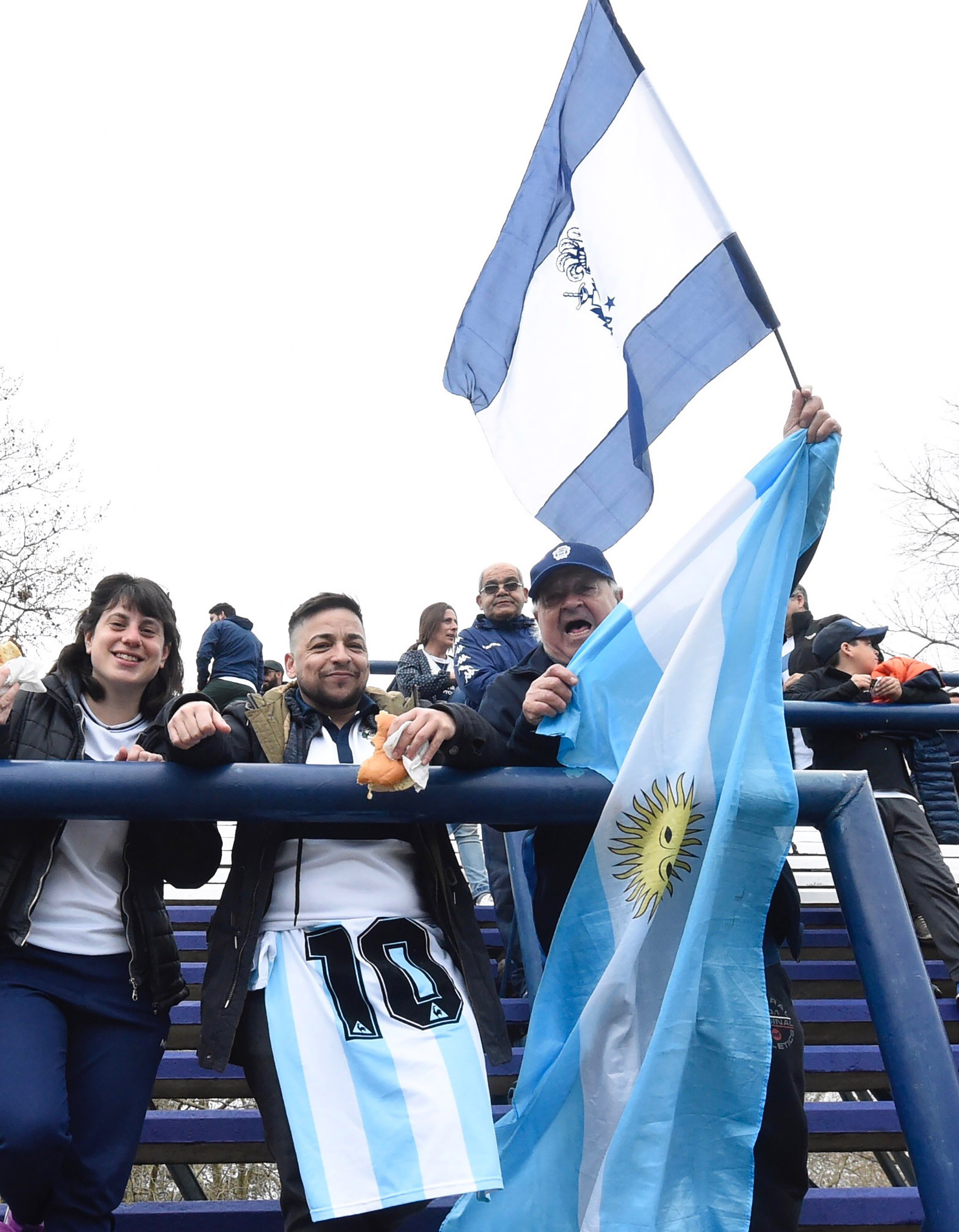 Los hinchas llevaron banderas argentinas y cantaron el himno nacional