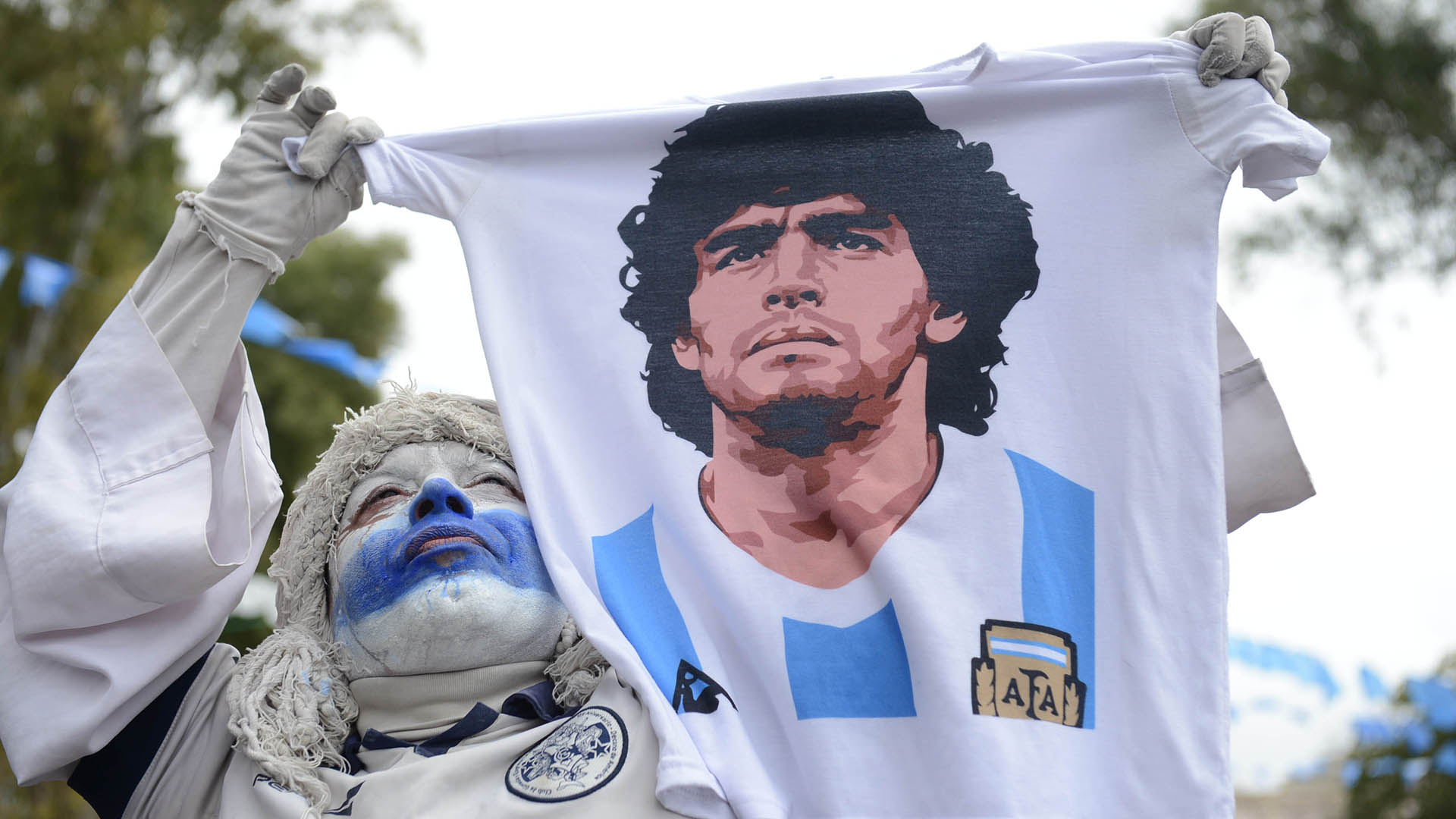 Hubo remeras, banderas y mucho merchandising con la cara del Diez