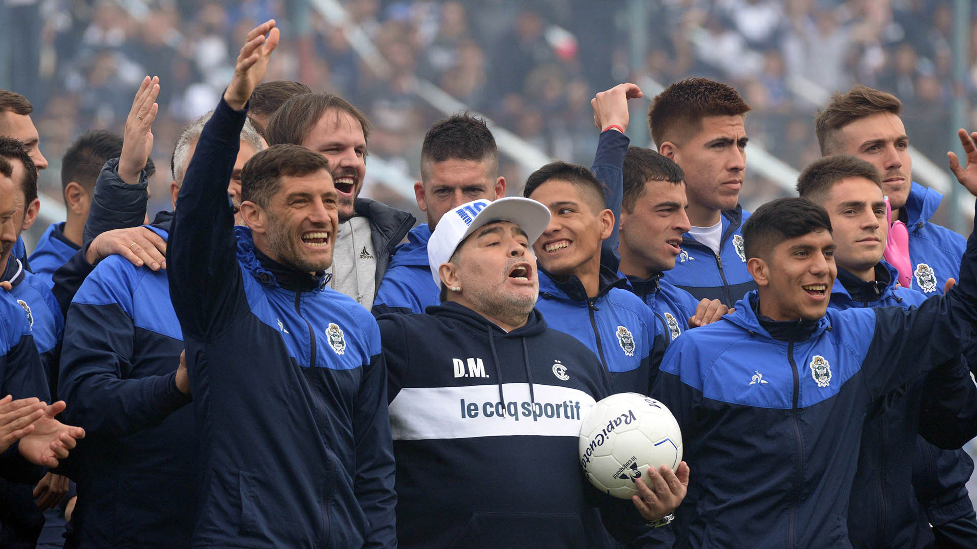 Maradona cantó junto a los jugadores del “Lobo”
