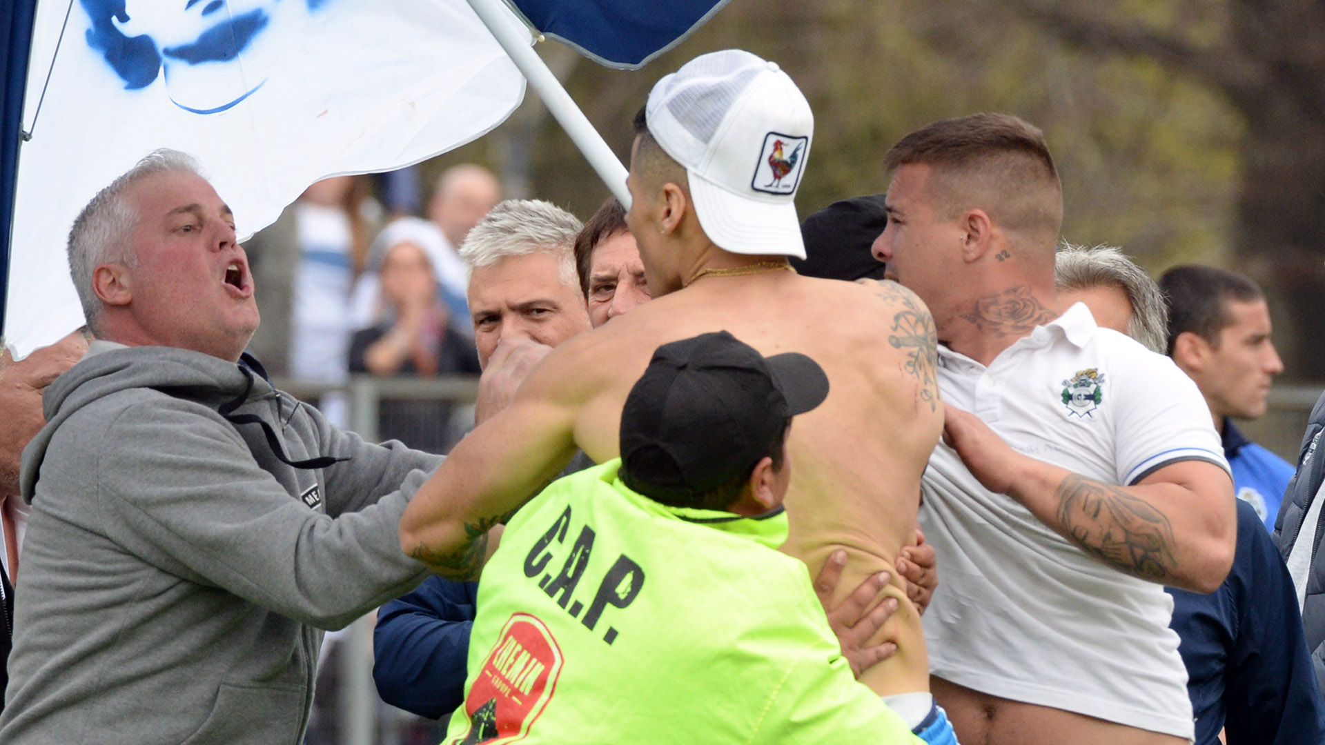 Algunos hinchas se metieron al campo de juego para intentar abrazar al Diez