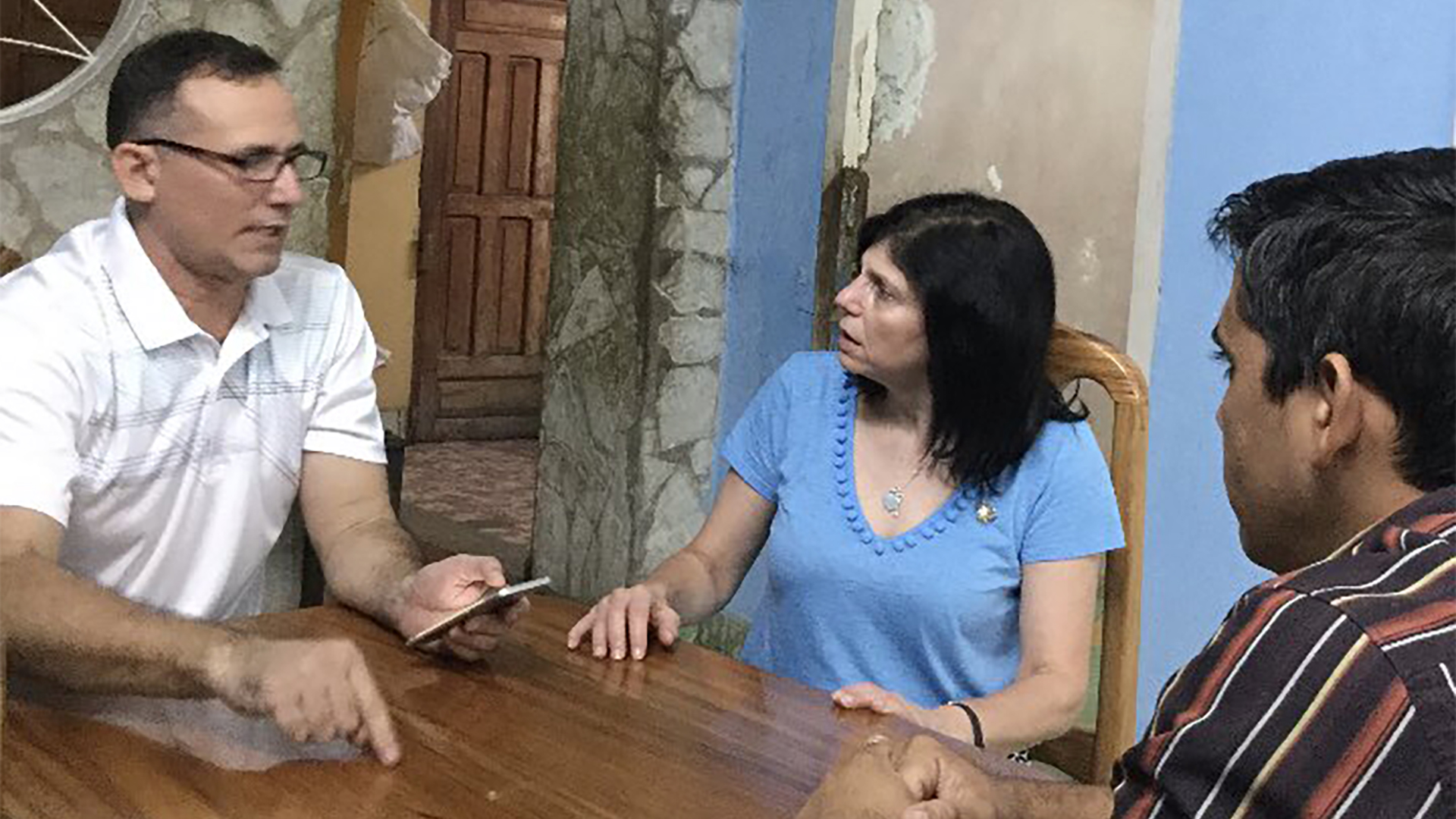 La embajadora Mara Tekach, junto a José Daniel Ferrer (@WHAAsstSecty)