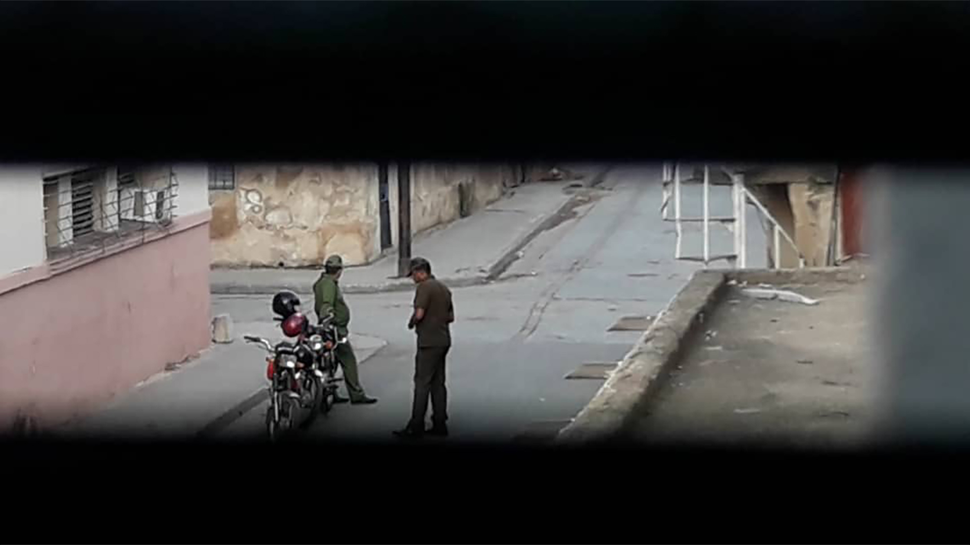 Dos uniformados cubanos vigilan de cerca los movimientos de la disidencia (@14ymedio)