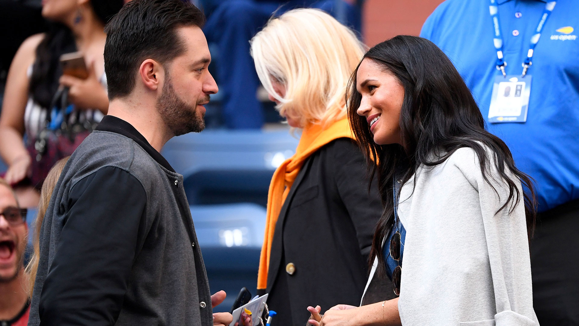 Meghan Markle saludando al marido de Serena Williams (USA TODAY Sports)