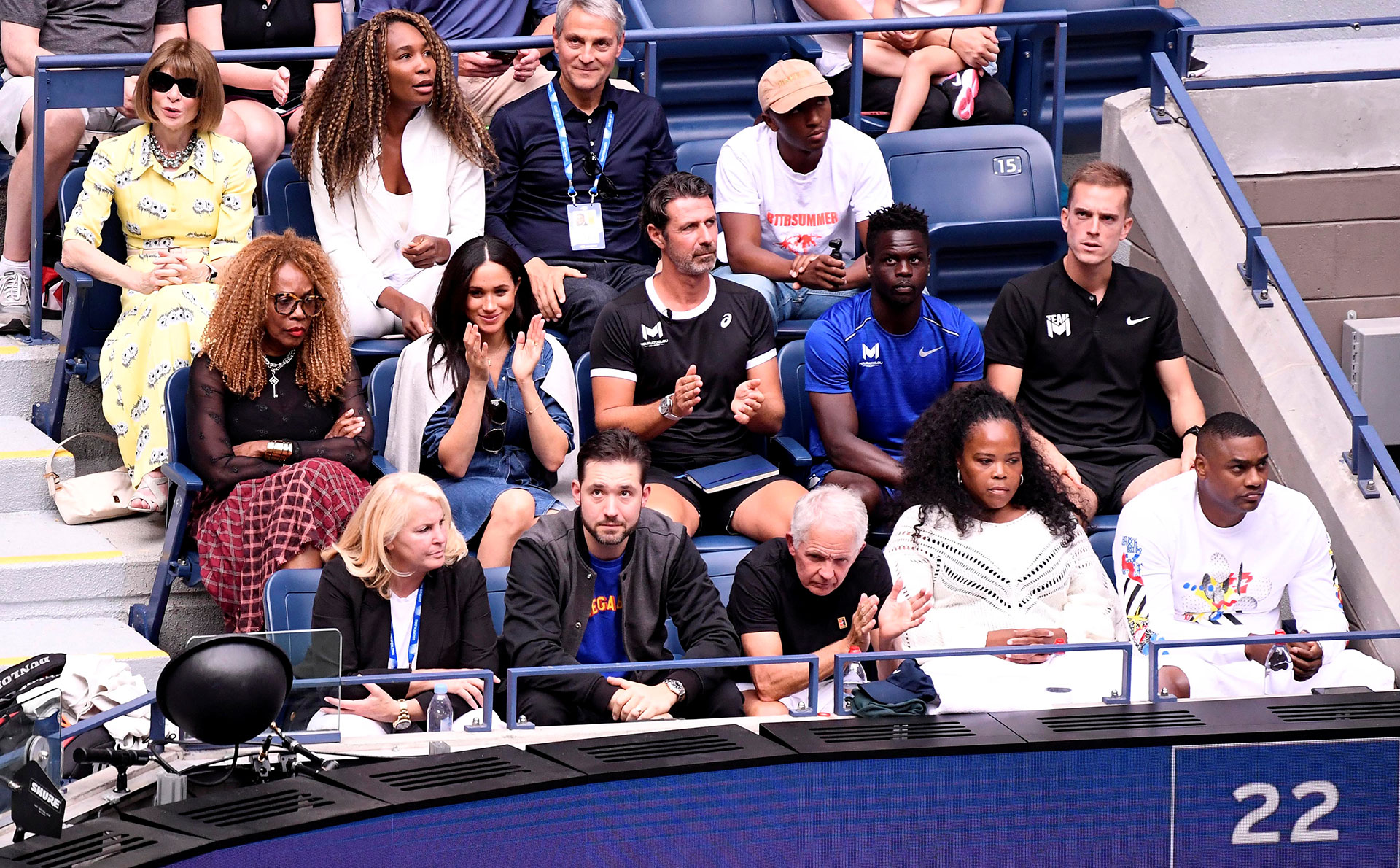(Reuters) Meghan Markle sentada en las gradas junto a la mamá de Serena Williams