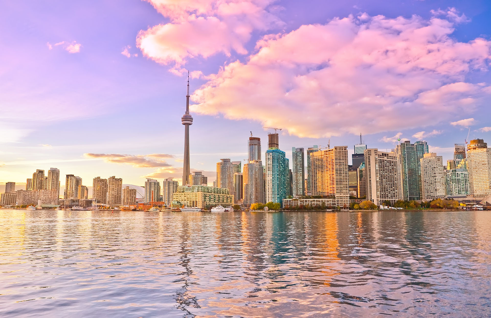 La ciudad más grande y más poblada de Canadá, además del centro financiero de dicho país, es conocida por su dinamismo y espíritu cosmopolita. Es una de las ciudades más convocantes para aquellos que buscan vivir una experiencia en otro país