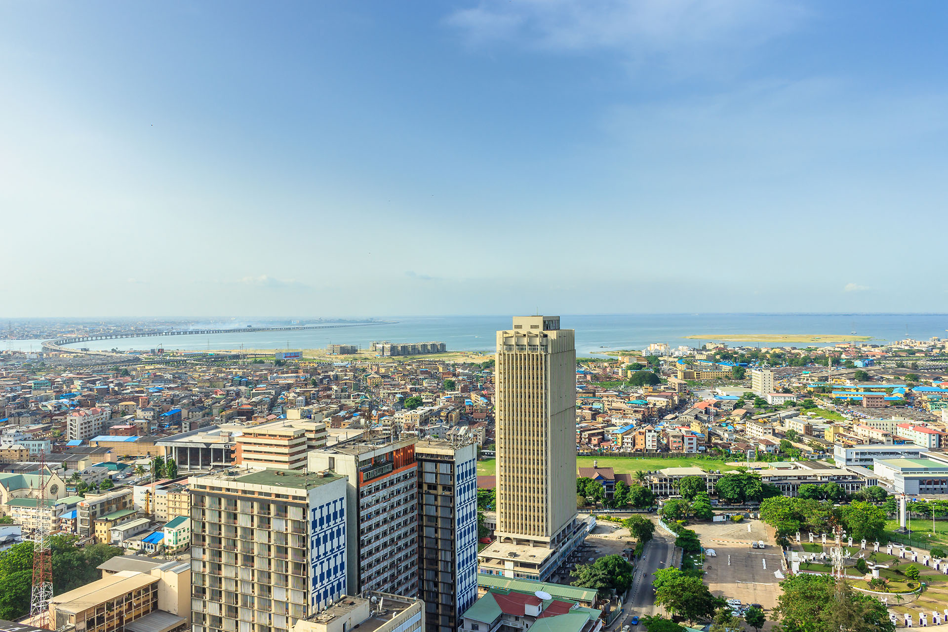 Lagos es la ciudad más grande e imponente de Nigeria. Ocupa un lugar dentro de las ciudad que son menos habitables debido a un conjunto de factores como la inseguridad, infraestructura y conflictos en la zona que suelen ser comunes
