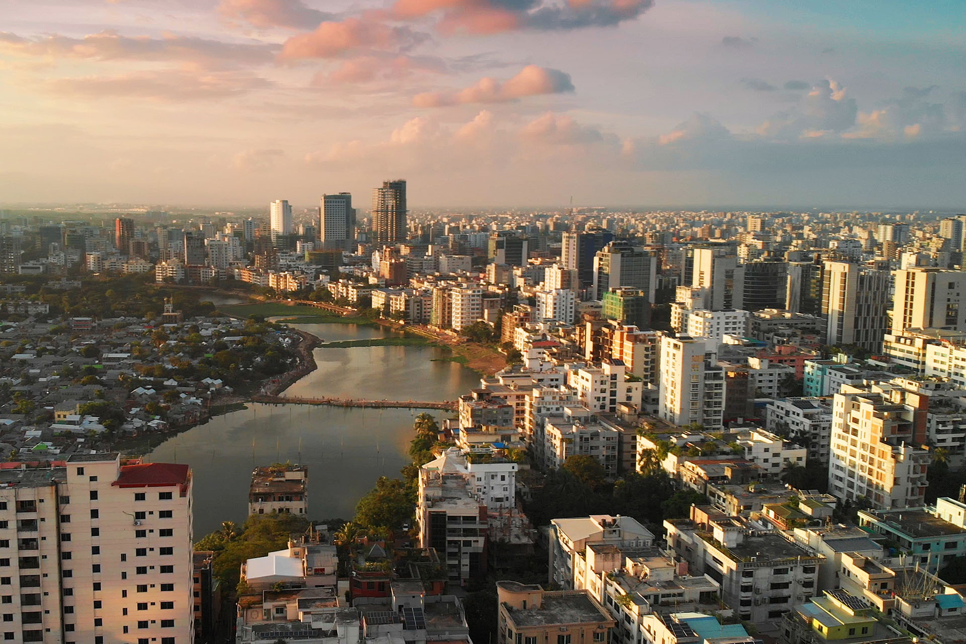 Sin embargo, la capital de Bangladesh posee edificios históricos, mezquitas y jardines, entre varias imponentes obras arquitectónicas