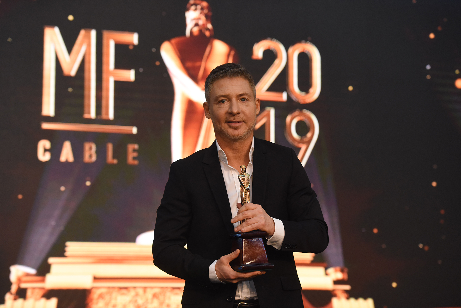 La felicidad de Adrián Suar en el final de la entrega de premios
