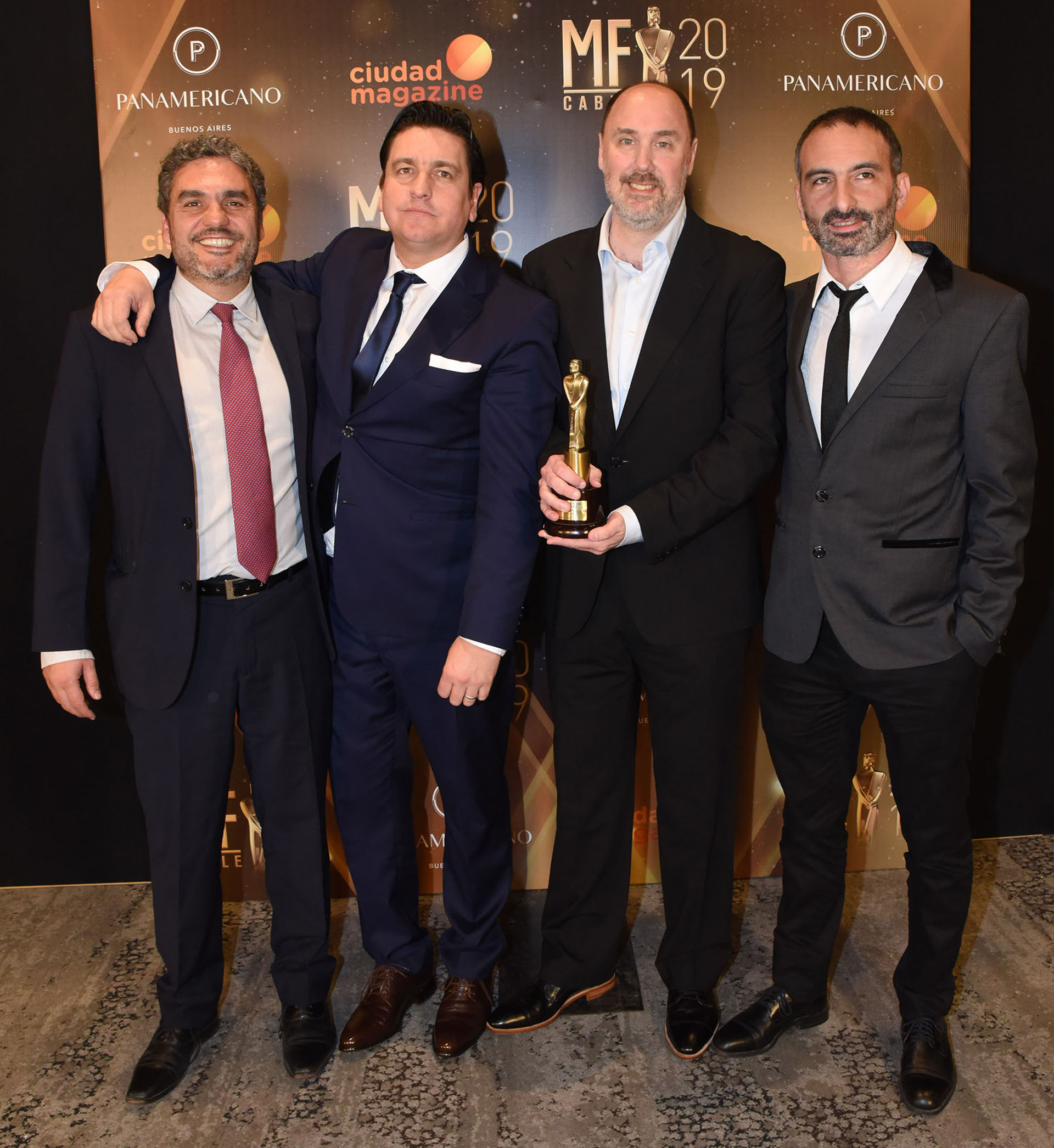 Carlos González Prieto, Martín Caramella, Darío Naftulewicz y Leo Meloni, del equipo de “MMD Maxi Mediodía”, ganador en la terna mejor programa económico