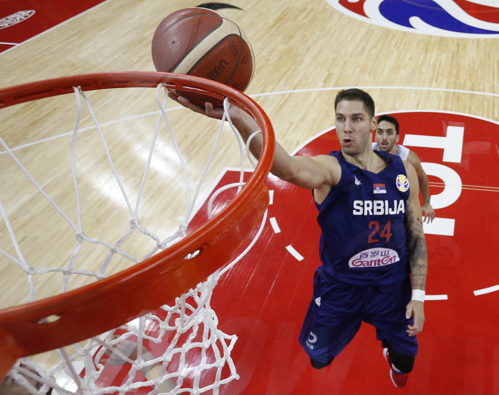 Stefan Jovic anota bajo la impotencia de Facundo Campazzo