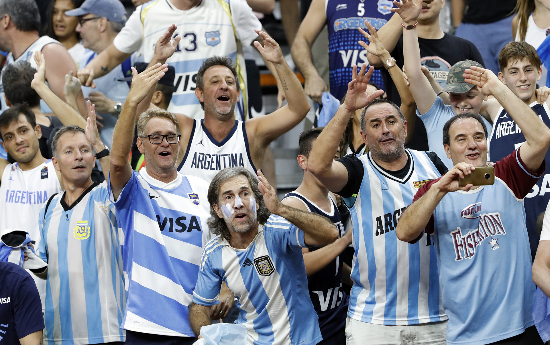 La hinchada argentina le puso color a las tribunas y festejó desde el principio.