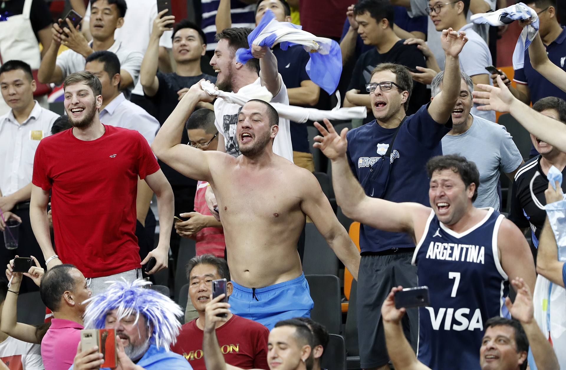 La euforia de los simpatizantes argentinos en China con la Argentina a punto de clasificar a semis.