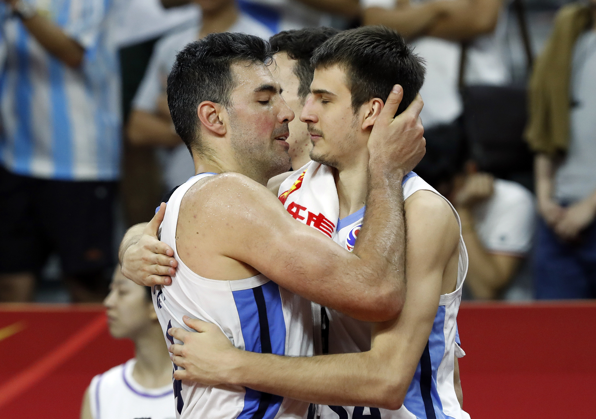 Luis Scola felicita a Nicolás Brussino, uno de los baluartes del recambio argentino