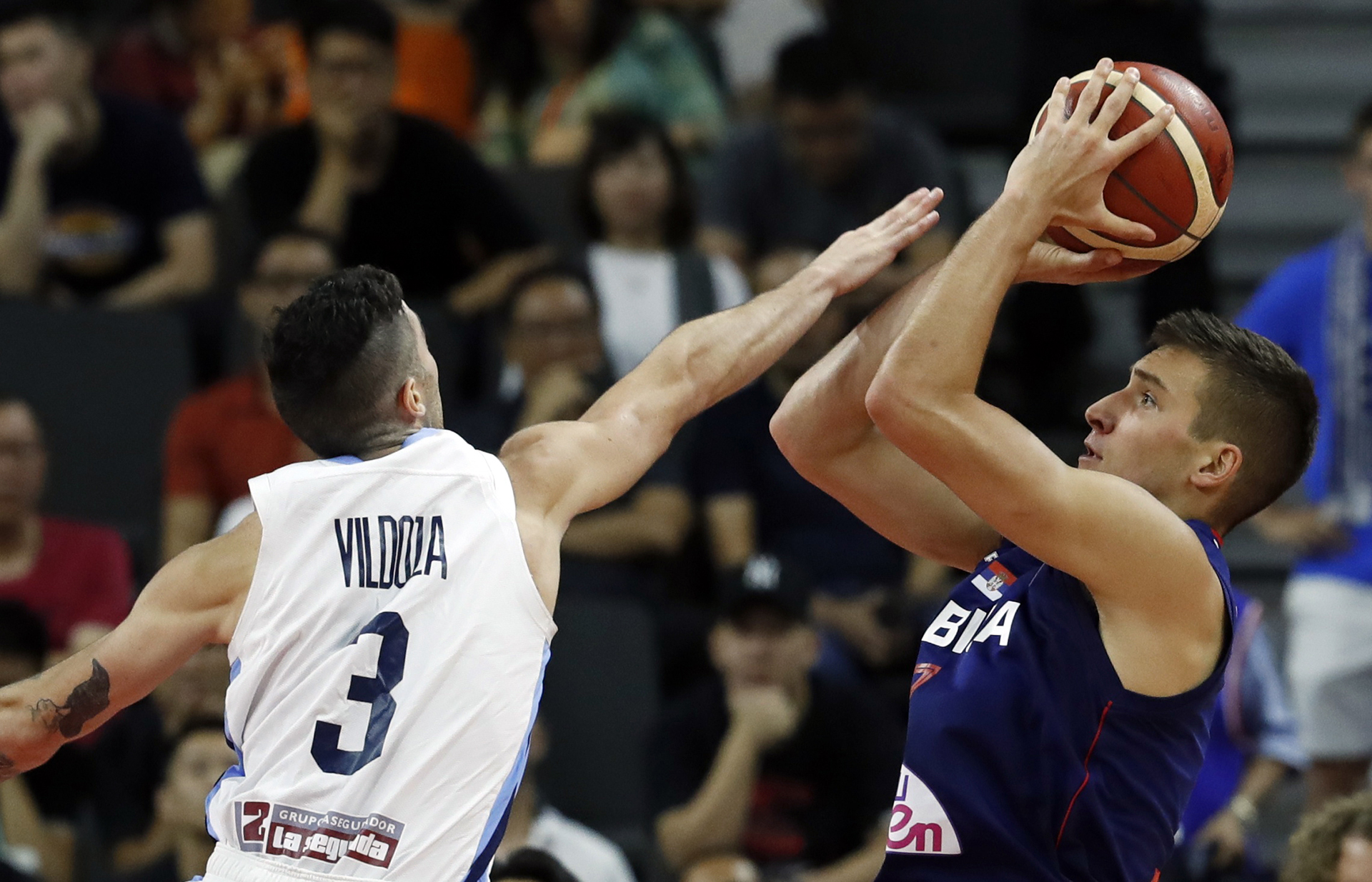 Luca Vildoza defiende a Bogdan Bogdanovic