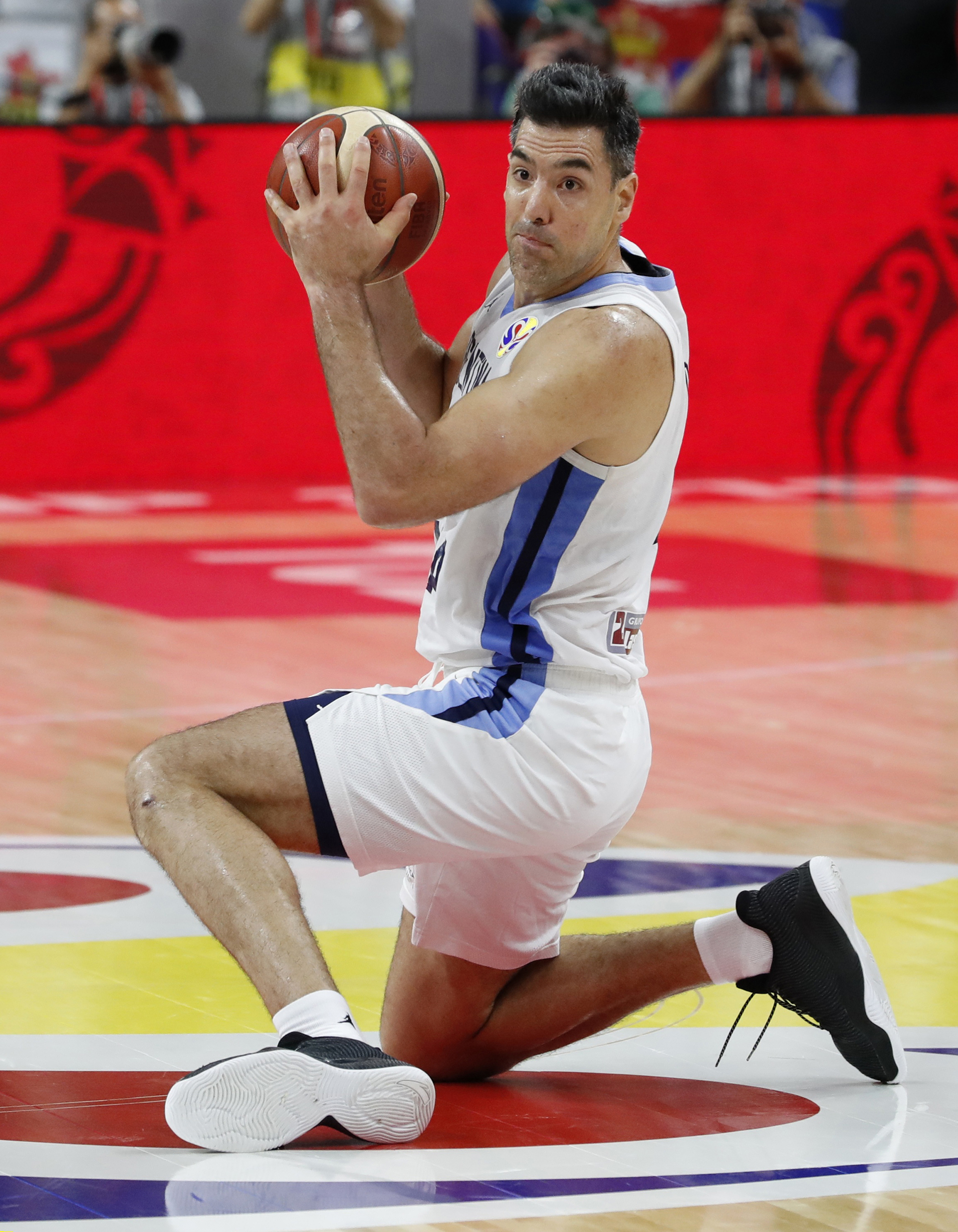 Luis Scola no da ningún balón por perdido