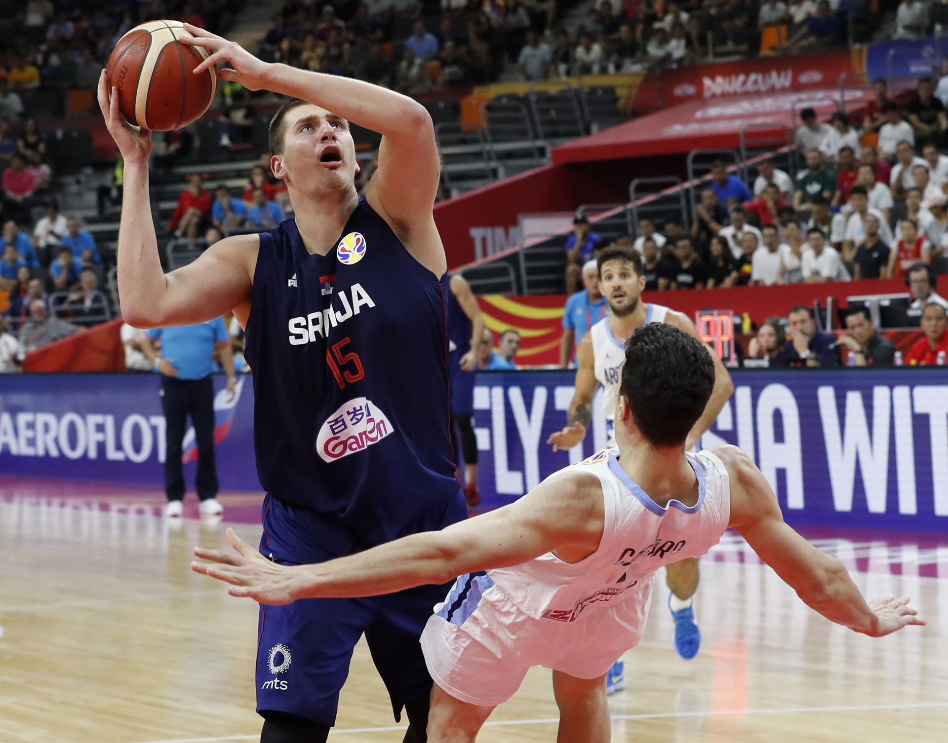 Nikola Jokic contra el joven Agustín Caffaro que parece flotar en la defensa
