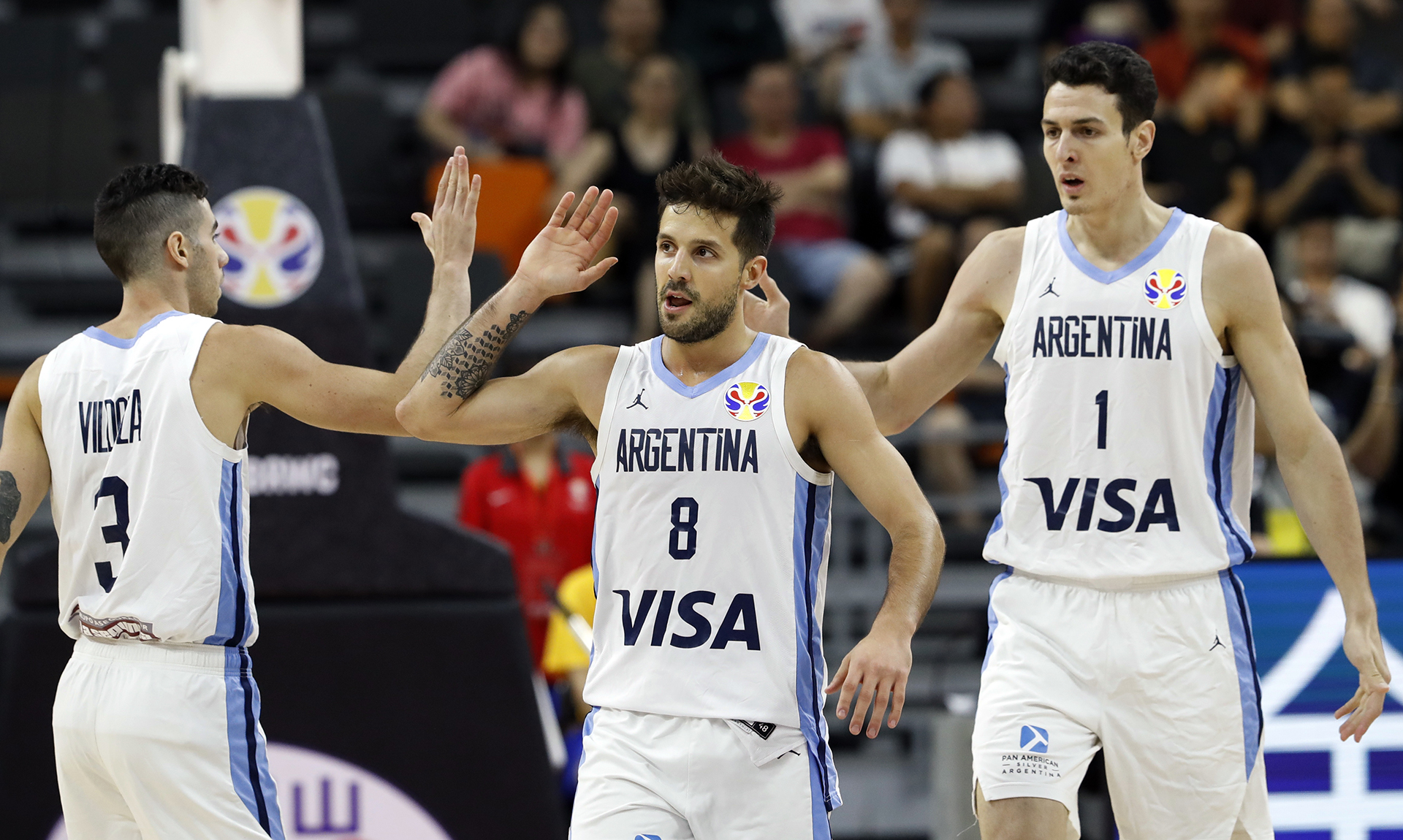Luca Vildoza, Nicolás Laprovittola y Agustín Caffaro celebran en pleno juego