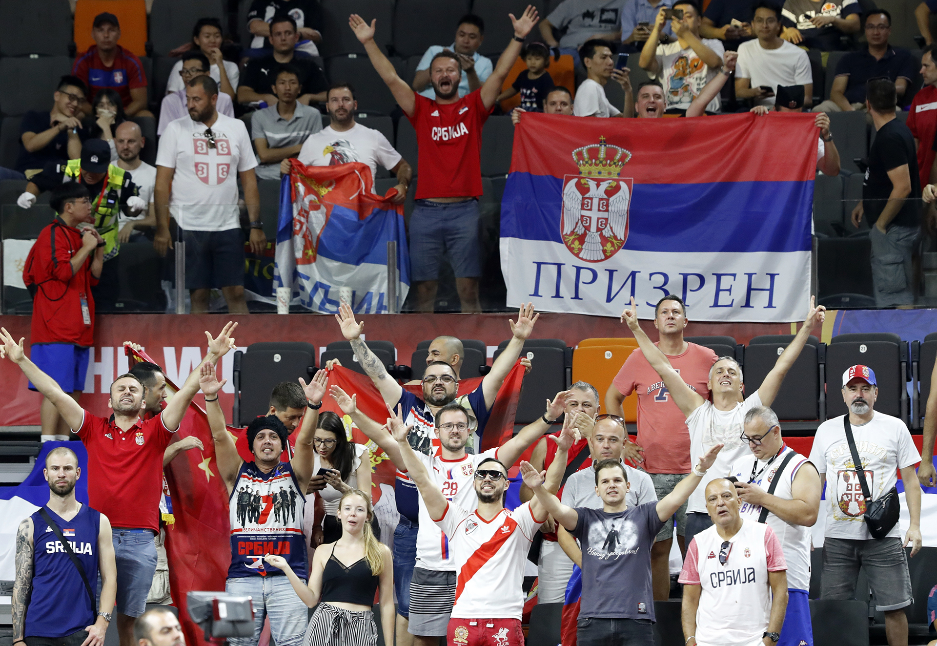 La hinchada de Serbia en el Dongguan Basketball Center, cuando aún tenía esperanzas.