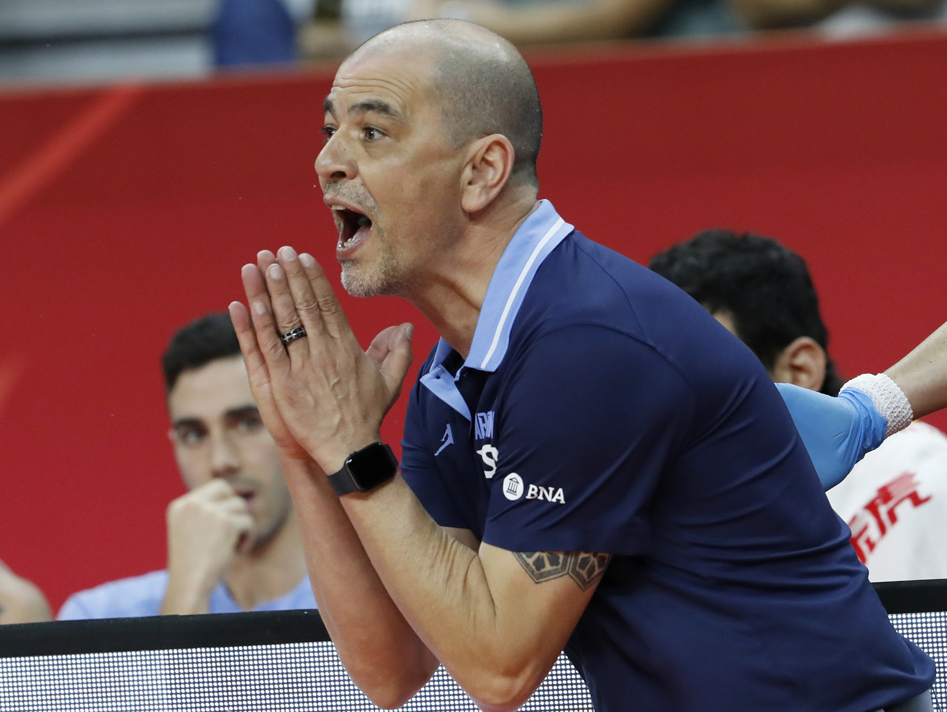 Sergio Hernández reclama un fallo ante los árbitros