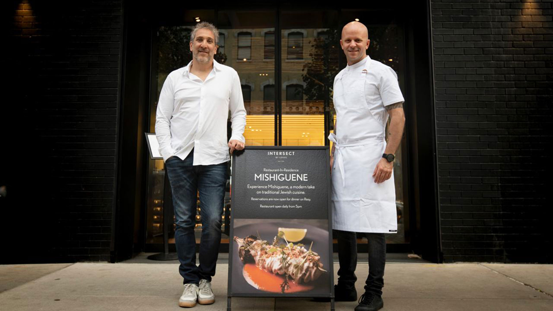 Javier Ickowicz y Tomas Kalika en la puerta de Intersect con su gráfica de Mishiguene, siendo los “chef itinerantes” elegidos por Intersect by Lexus
