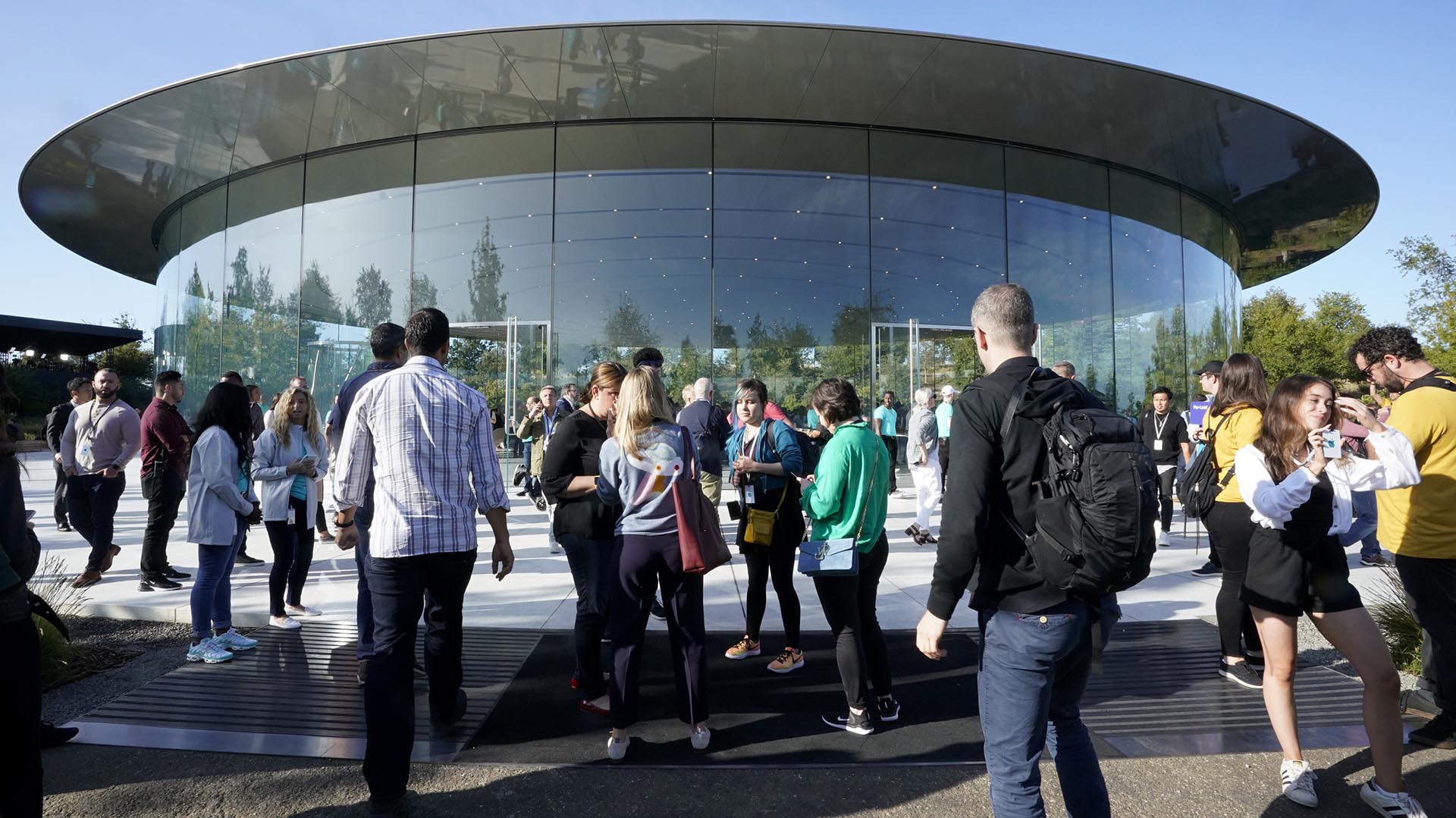 La gente llega al complejo de Apple en Cupertino, California, para un anuncio de nuevos productos este martes 10 de septiembre de 2019 (AP Photo/Tony Avelar)