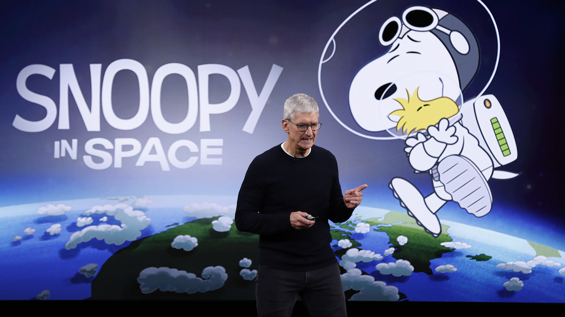 La nueva estrategia, que la firma insinuó en un evento en marzo, llega en momentos en que las ventas del iPhone han caído en la medición interanual en los dos últimos trimestres fiscales y los inversores se centran en el crecimiento potencial de los servicios (REUTERS/Stephen Lam)