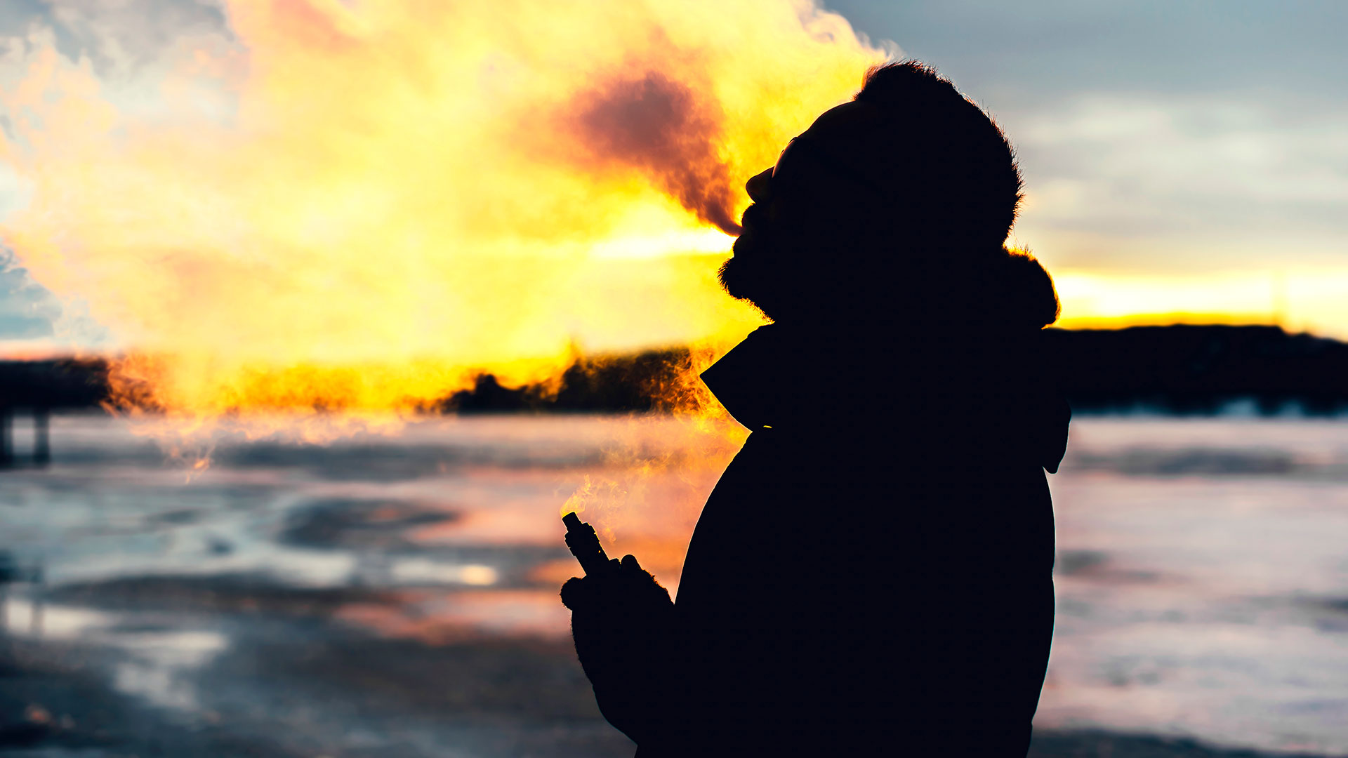 El cigarrillo electrónico consta de un recipiente en forma de cigarrillo o similar, una batería interior para generar calor y una carga con una solución líquida que al calentarse produce un vapor