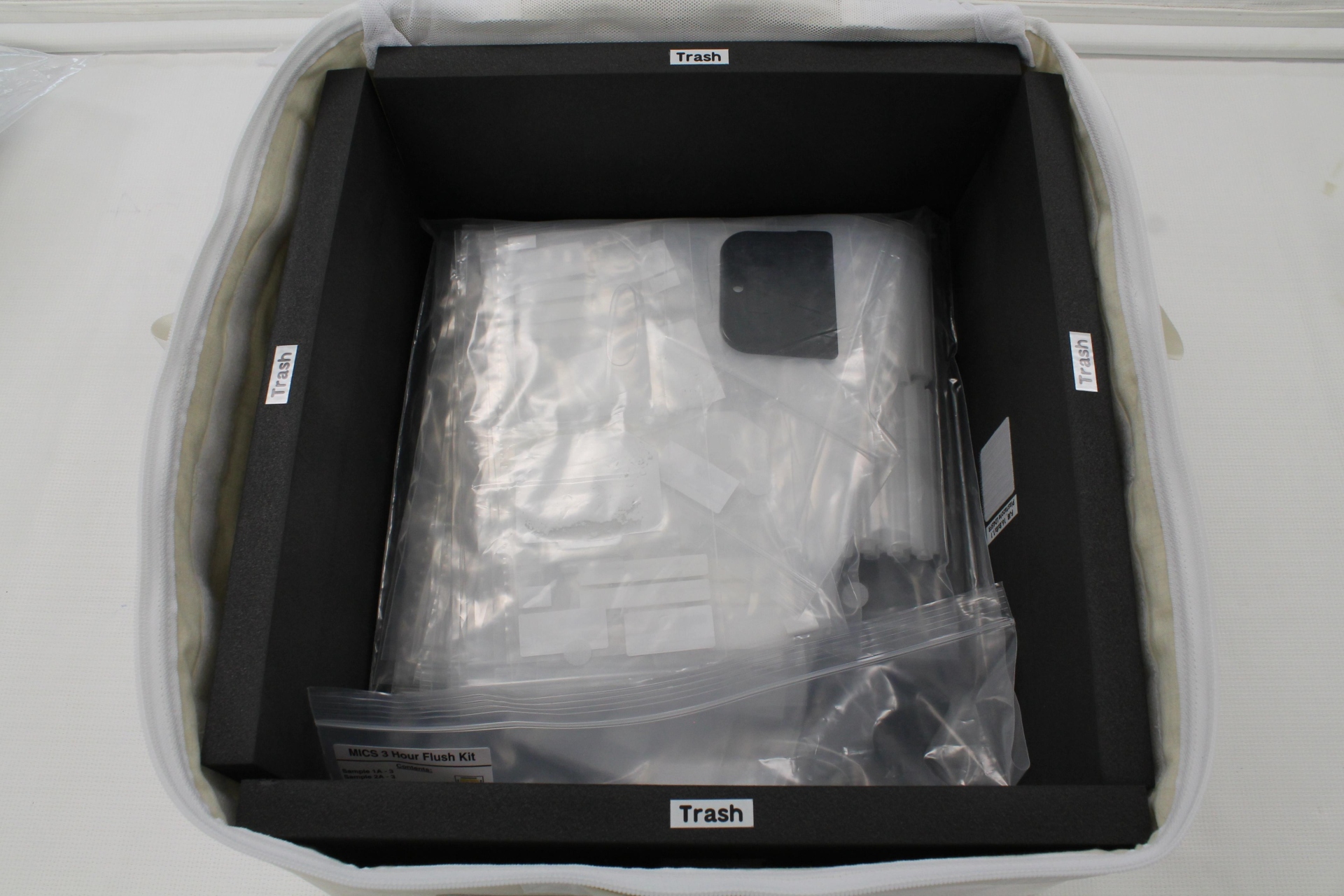 Kits de Investigación de Microgravedad Múltiple de Solidificación de Cemento (MICS) que se empacan en una Bolsa de Transferencia de Carga (Foto: NASA)