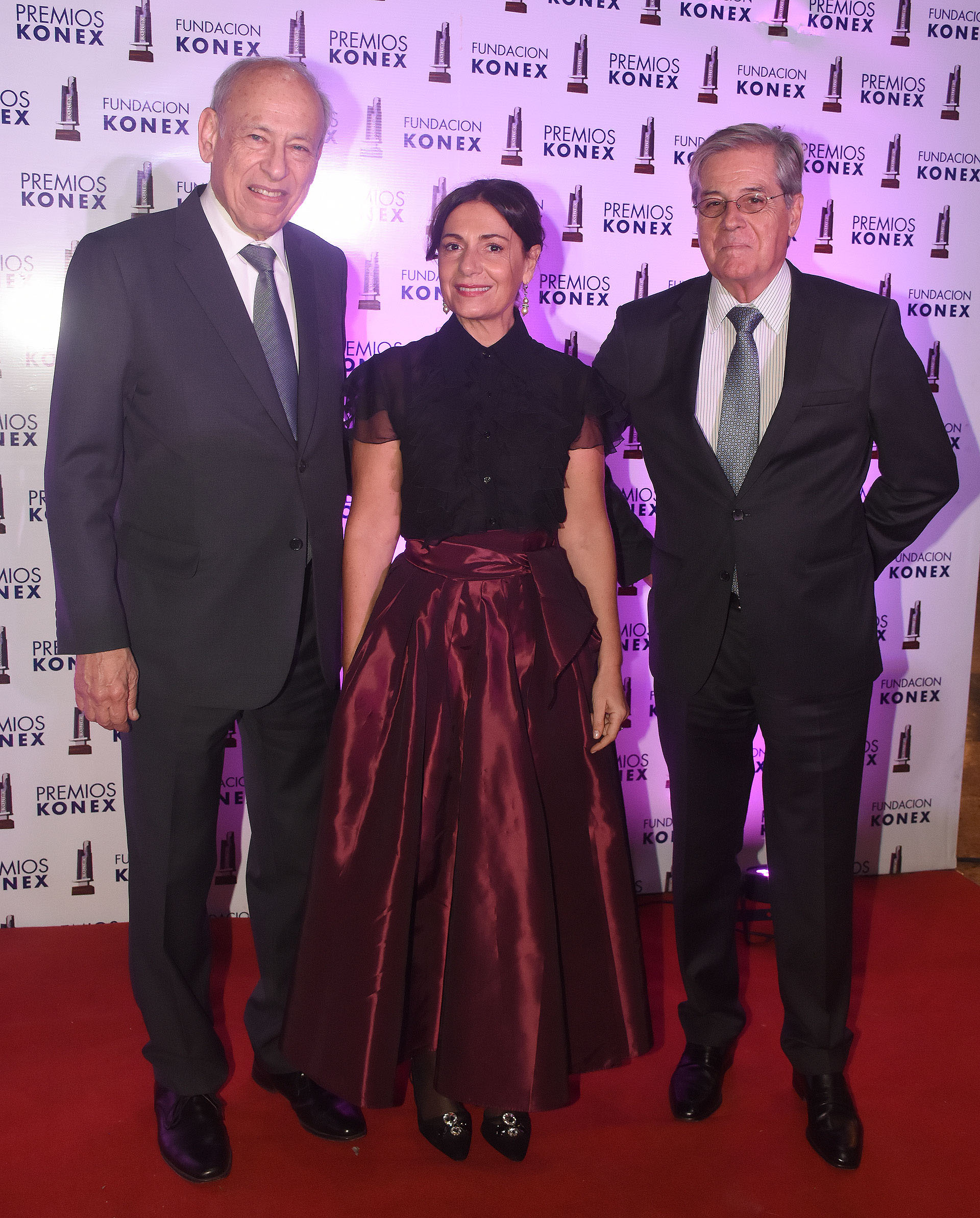El presidente de los premios Konex Luis Ovsejevich junto a Verónica Cangemi, ganadora del premio Konex por cantante femenina y Luis Alberto Erize