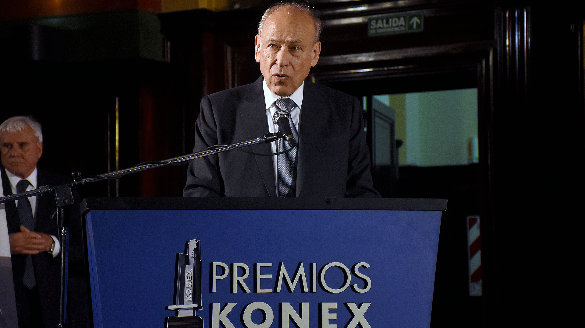 Luis Ovsejevich brindó unas palabras de agradecimiento en su discurso de bienvenida en el salón de actos de la Facultad de Derecho