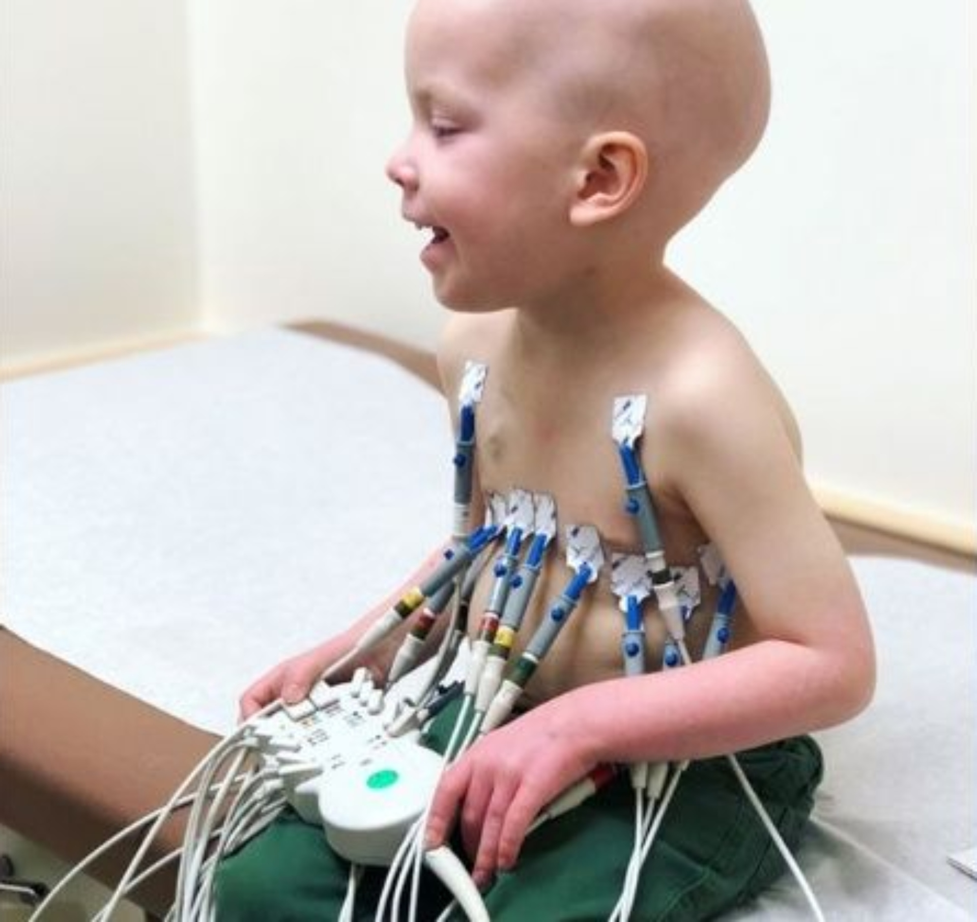 El pequeño durante una de sus sesiones en el médico (Foto: Facebook)