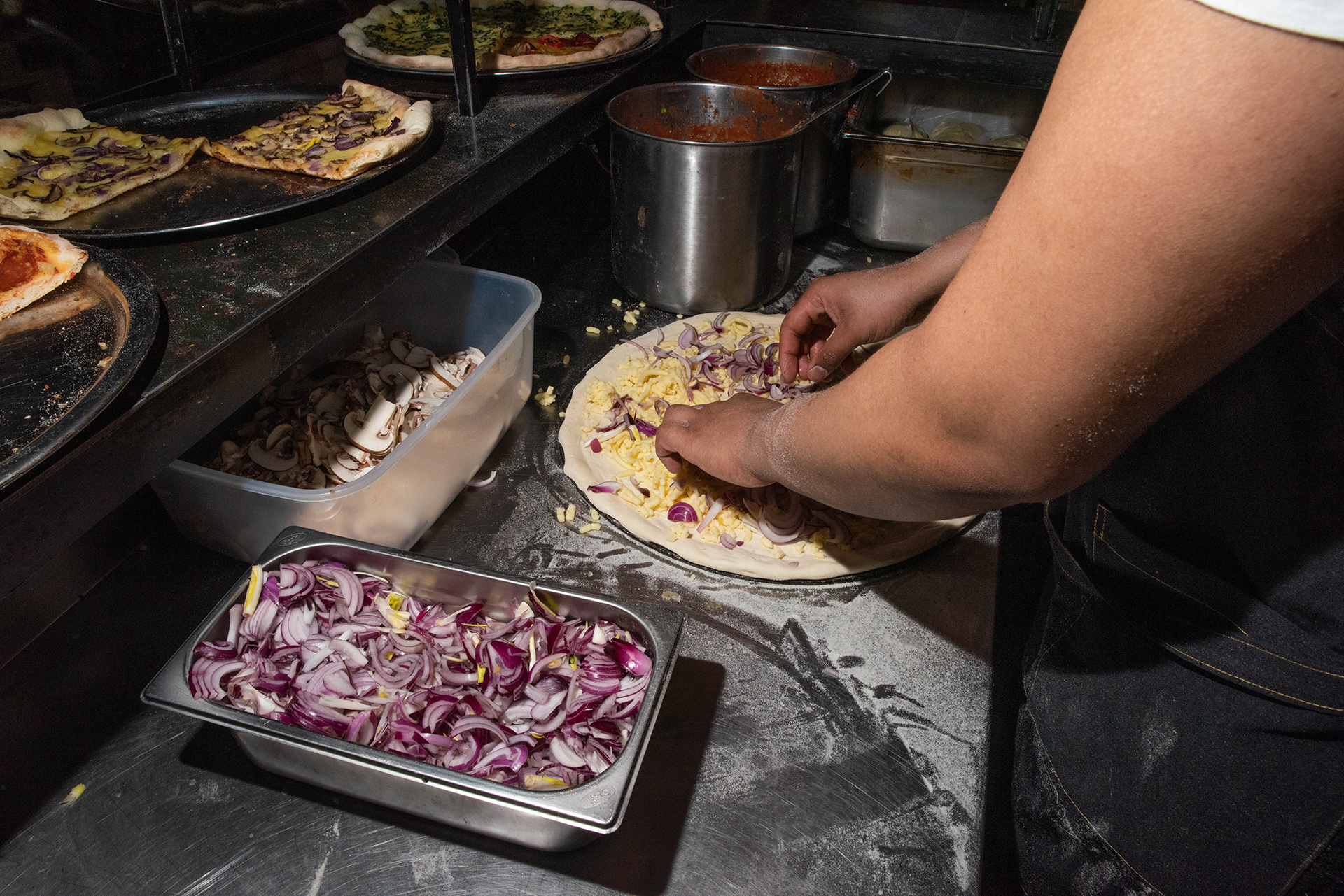 Con cebollas moradas y queso muzzarella, otra de las opciones que ofrece la pizzería con estilo neoyorquino