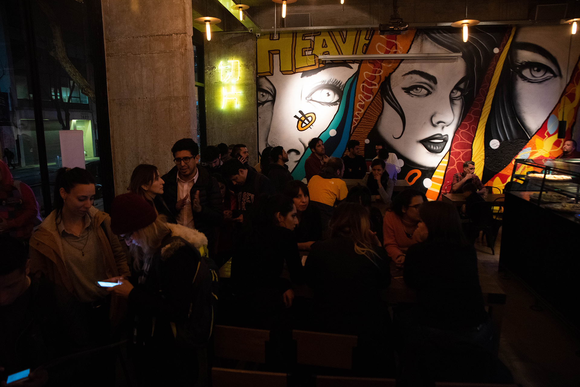 Hell’s Pizza, una pizzería que emula el característico estilo de las calles y las pizzas de Nueva York. Estuvo adherido a “La Noche de las Pizzerías” y desde las 19 hs los fanáticos de la pizzería estuvieron presentes ahí