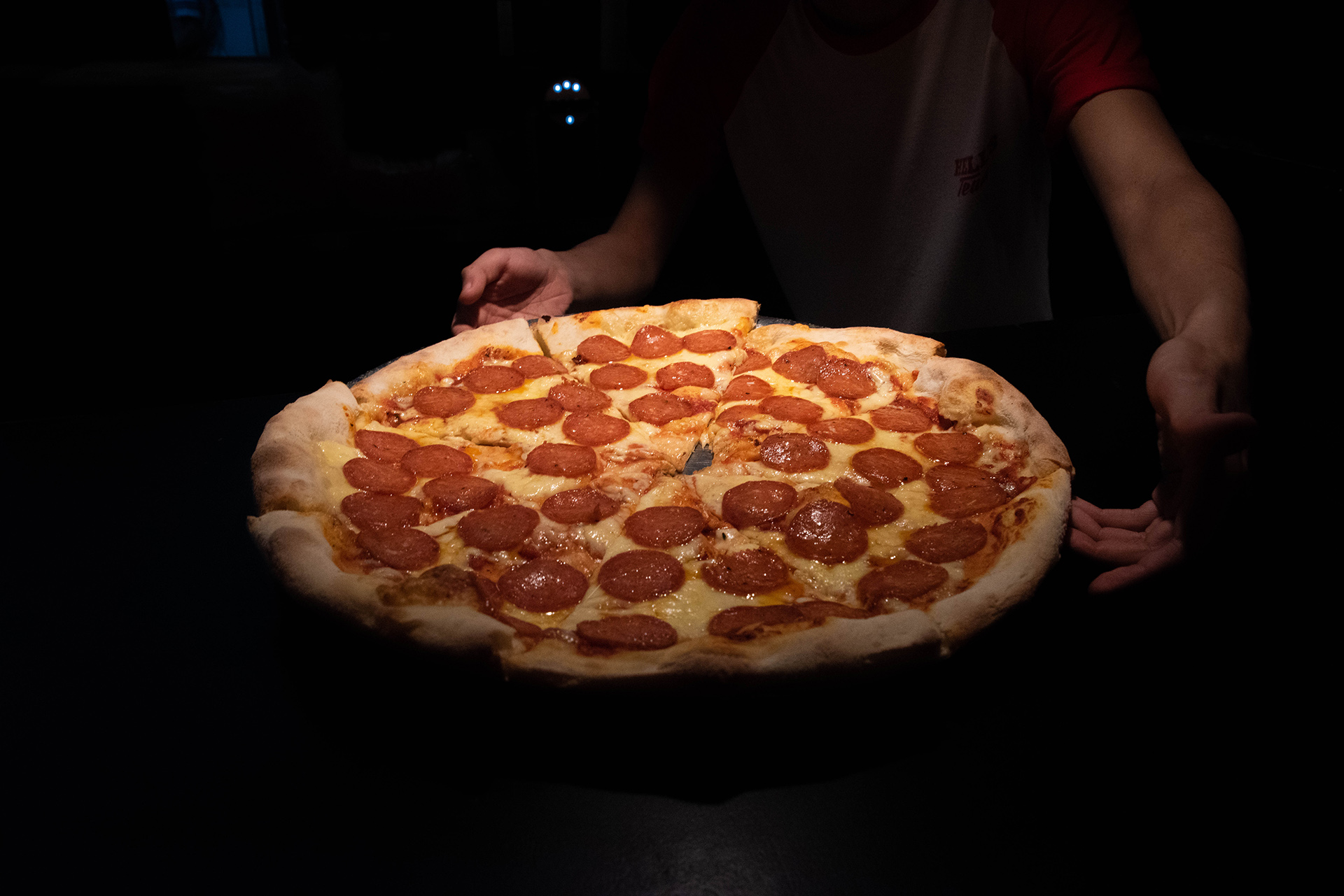 De pepperoni, al estilo americano y de 45 centímetros, así sirven las pizzas en Hell’s. Según su creador, Danilo Ferraz, es una de las más pedidas por todos los fanáticos de la pizzería