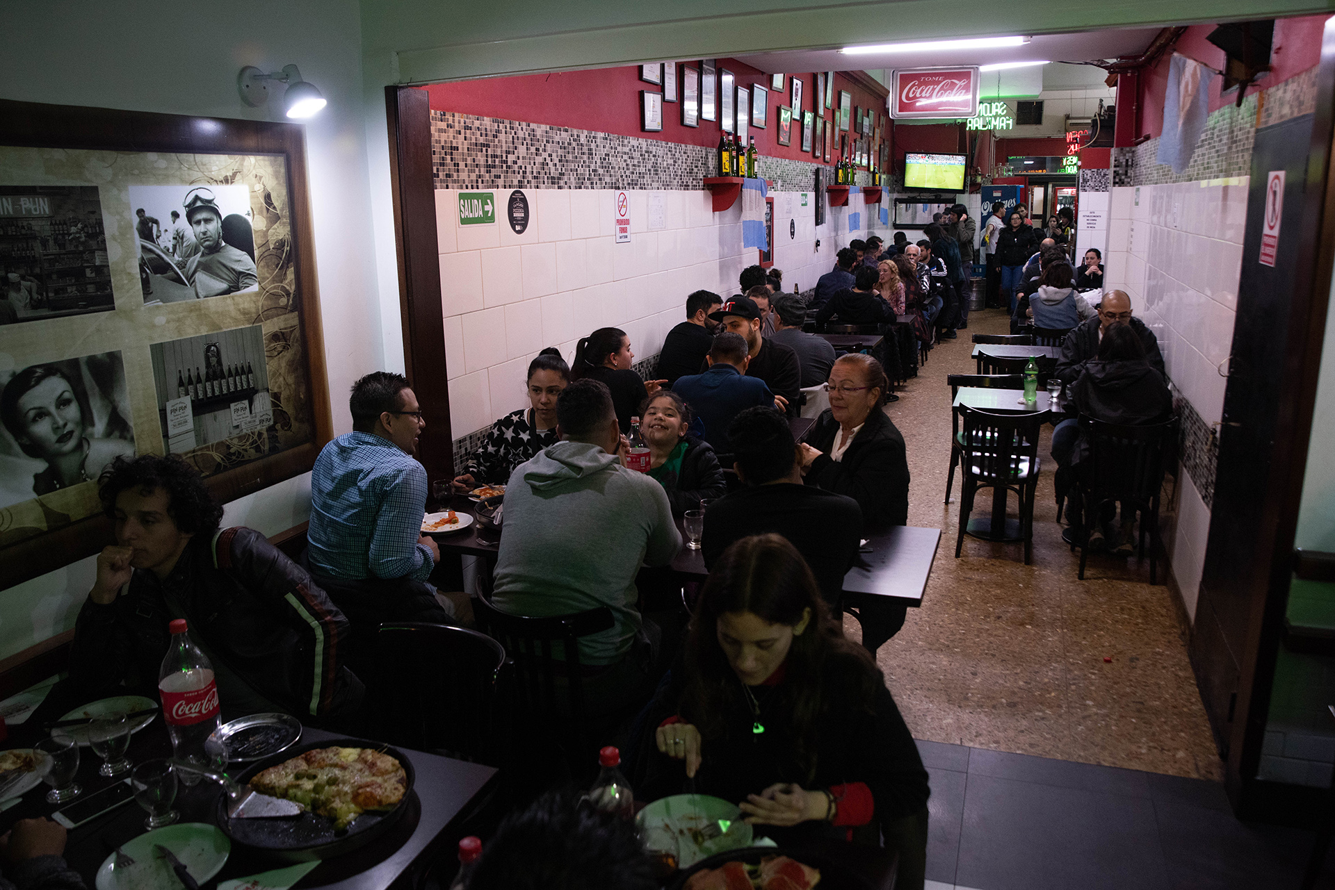 El salón de Pin Pun de Almagro, lleno. La fila para esperar por una mesa llegaban hasta la Avenida Medrano