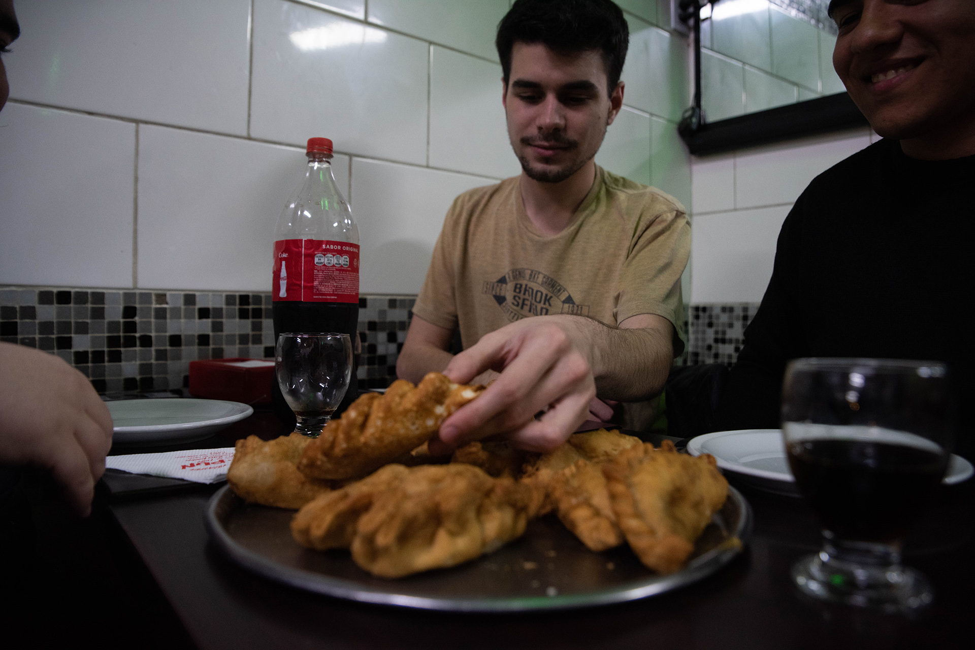 En la noche del martes 10, “La noche de las Pizzerías” algunos amigos disfrutaron de las clásicas empanadas fritas que Pin Pun ofrece de carne, pollo y jamón y queso