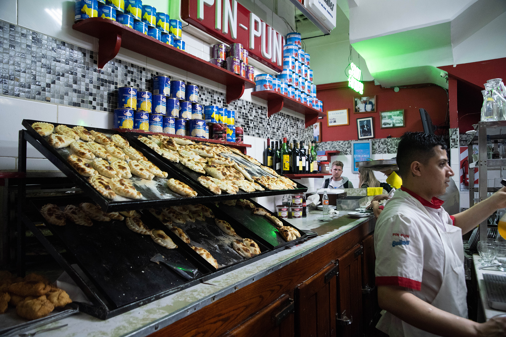 En Pin Pun, desde que comenzaron, la especialidad son las empanadas. Sin embargo, recibieron varios premios por sus exquisitas pizzas. A pesar de tener opciones de empanadas fritas también tienen al horno