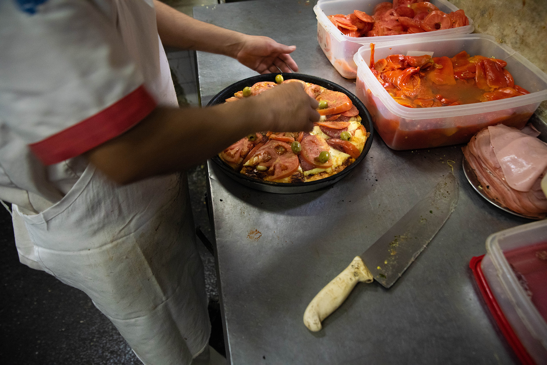 En plena acción. En la cocina de la pizzería Pin Pun las comandas no dejaban de cantar. Pizzas, empanadas y hasta postres. De todos los sabores y en su versión grande