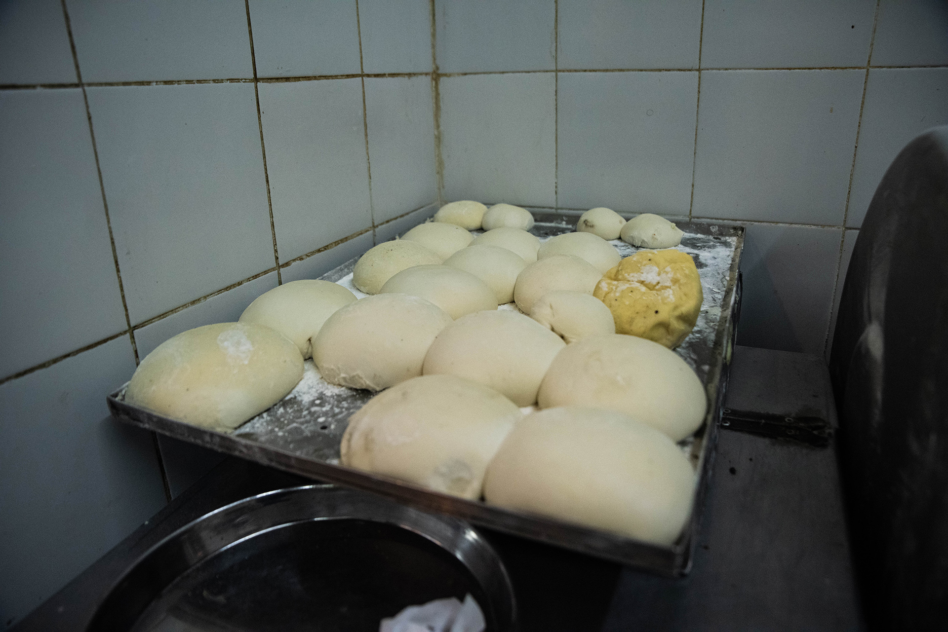 Los bollos de pizza a punto de salir al molde para ser preparados y puestos al horno