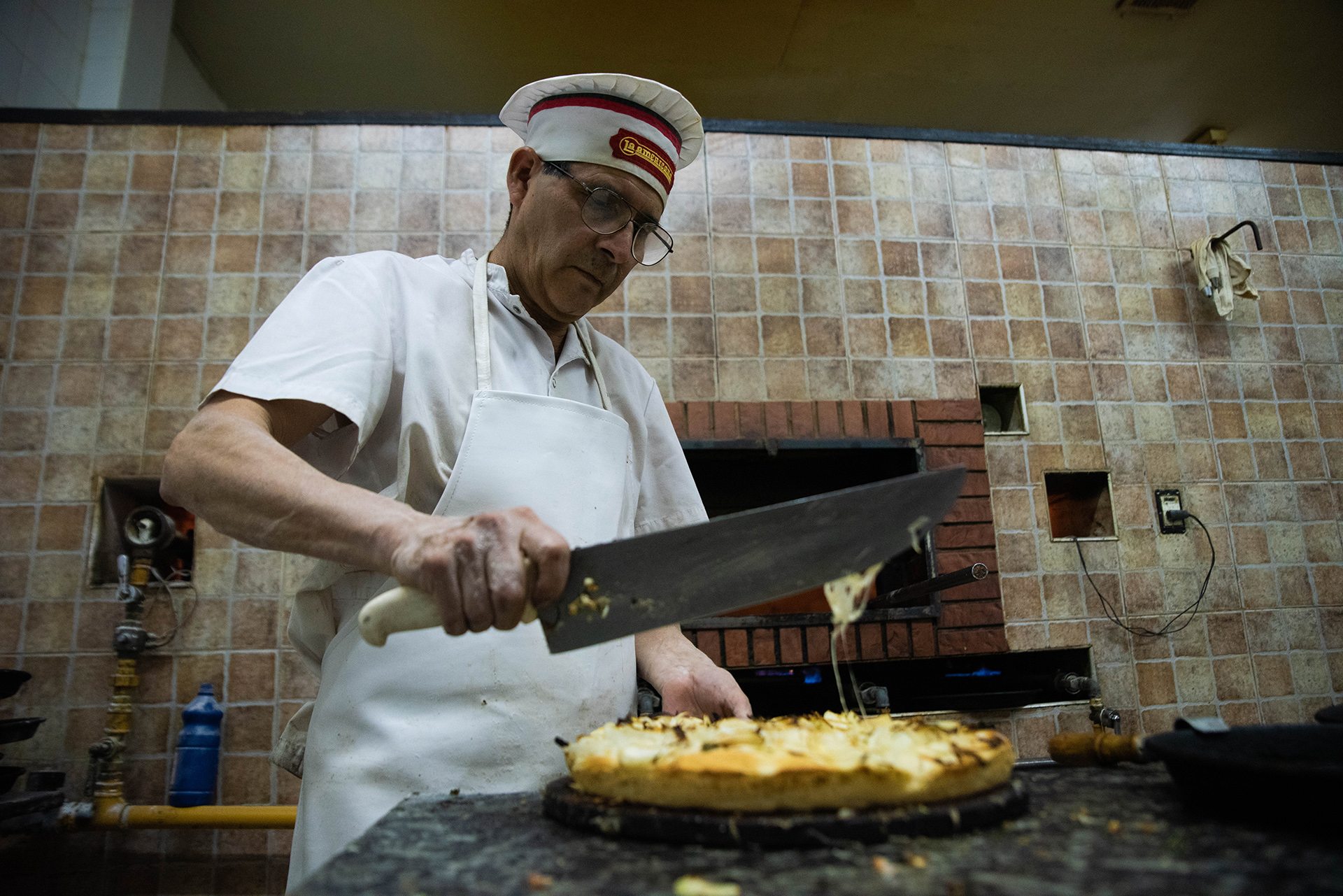 Otra de las pizzerías más concurridas en “La Noche de las Pizzerías” fue “La Americana”, y Jorge Galarza uno de los encargados del salón explicó que una de las pizzas que más sale es la fugazzetta con roquefort, muzzarella y jamón