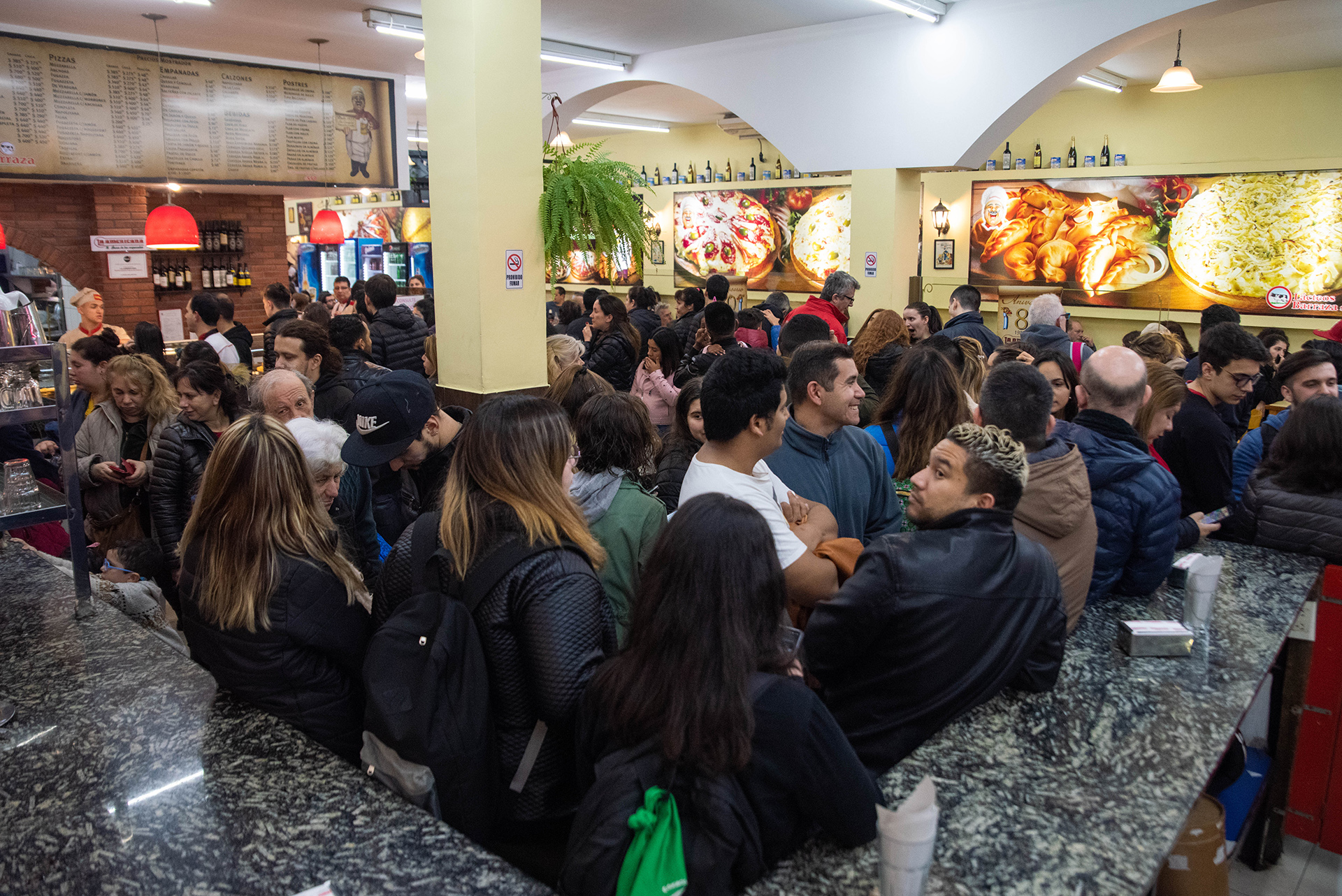 El salón lleno de “La Americana, la Reina de las Empanadas”. La odisea para conseguir una mesa para comer sus empanadas o la especialidad de la casa para algunos fue posible