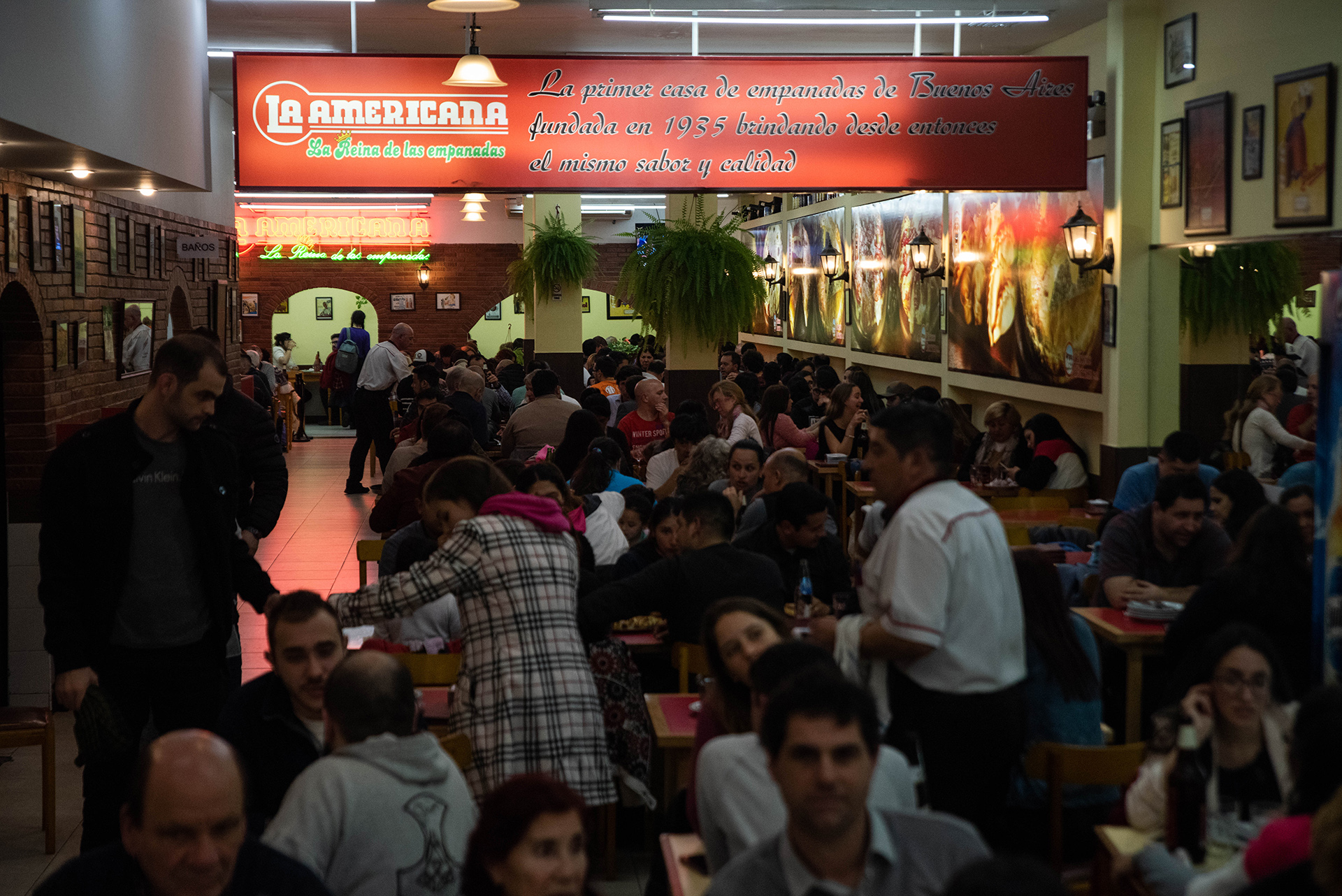 En La Americana también hubo que esperar por una mesa. Por el horario y a pesar de ser un día de semana hubo mucha presencia de familias